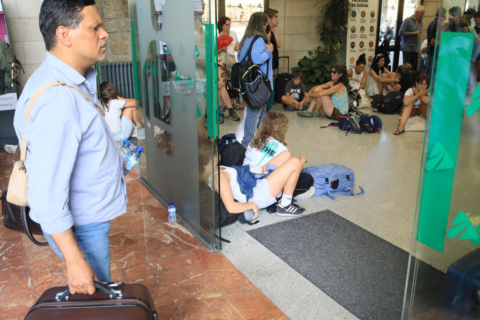 Galería | Viajeros tirados en la estación de Ourense tras horas de retraso por una avería en el AVE