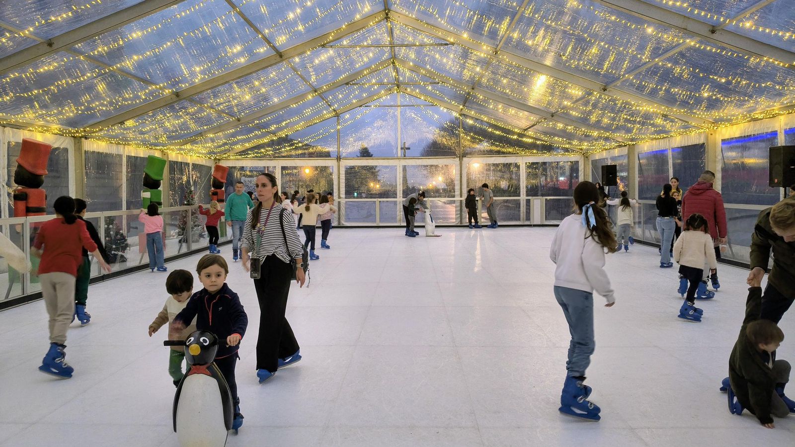 Familias disfrutando de la pista de hielo en Montero Ríos.