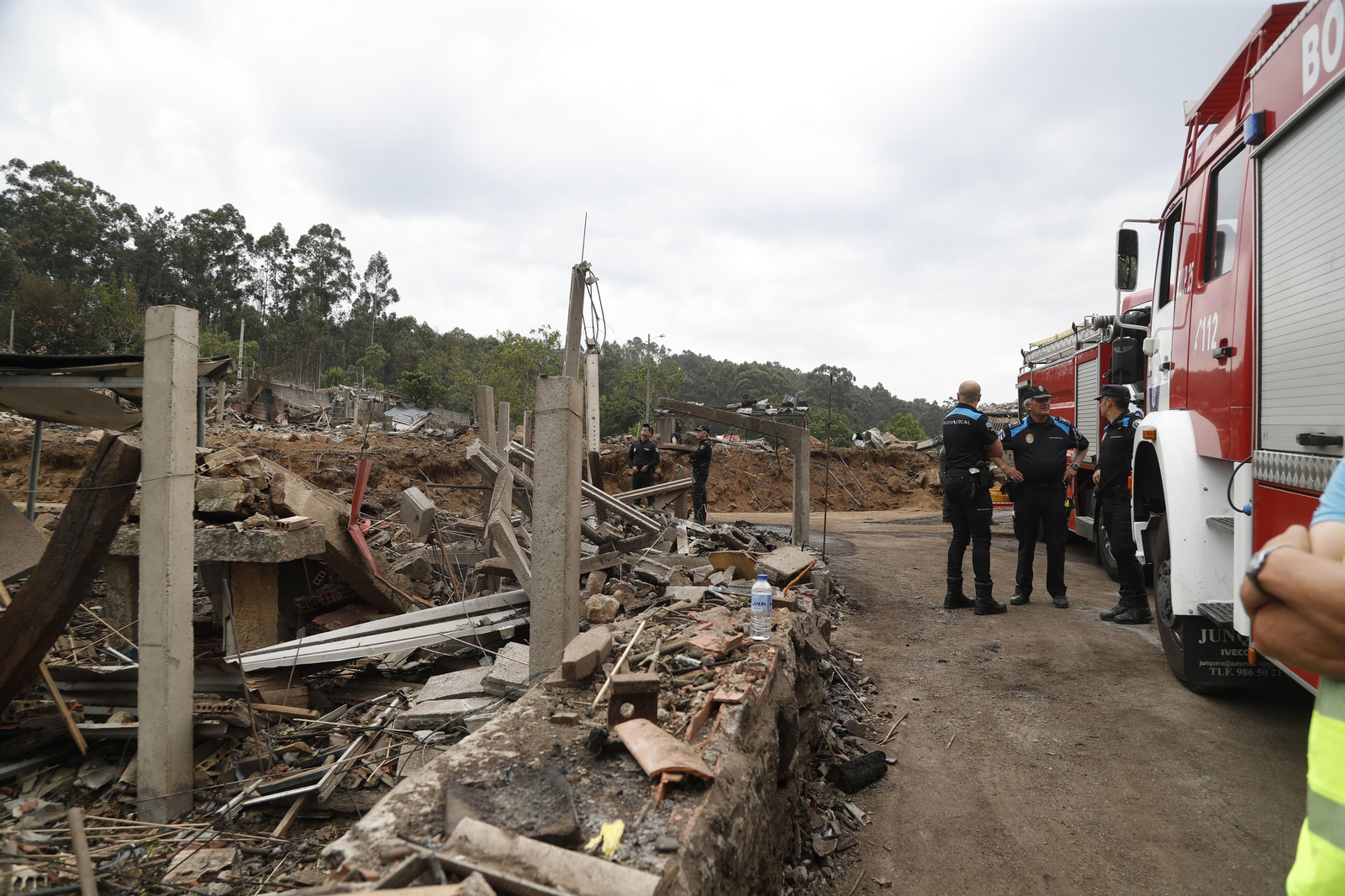 Bomberos y policías, en la “zona cero totalmente arrasada tras la enorme explosión del miércoles