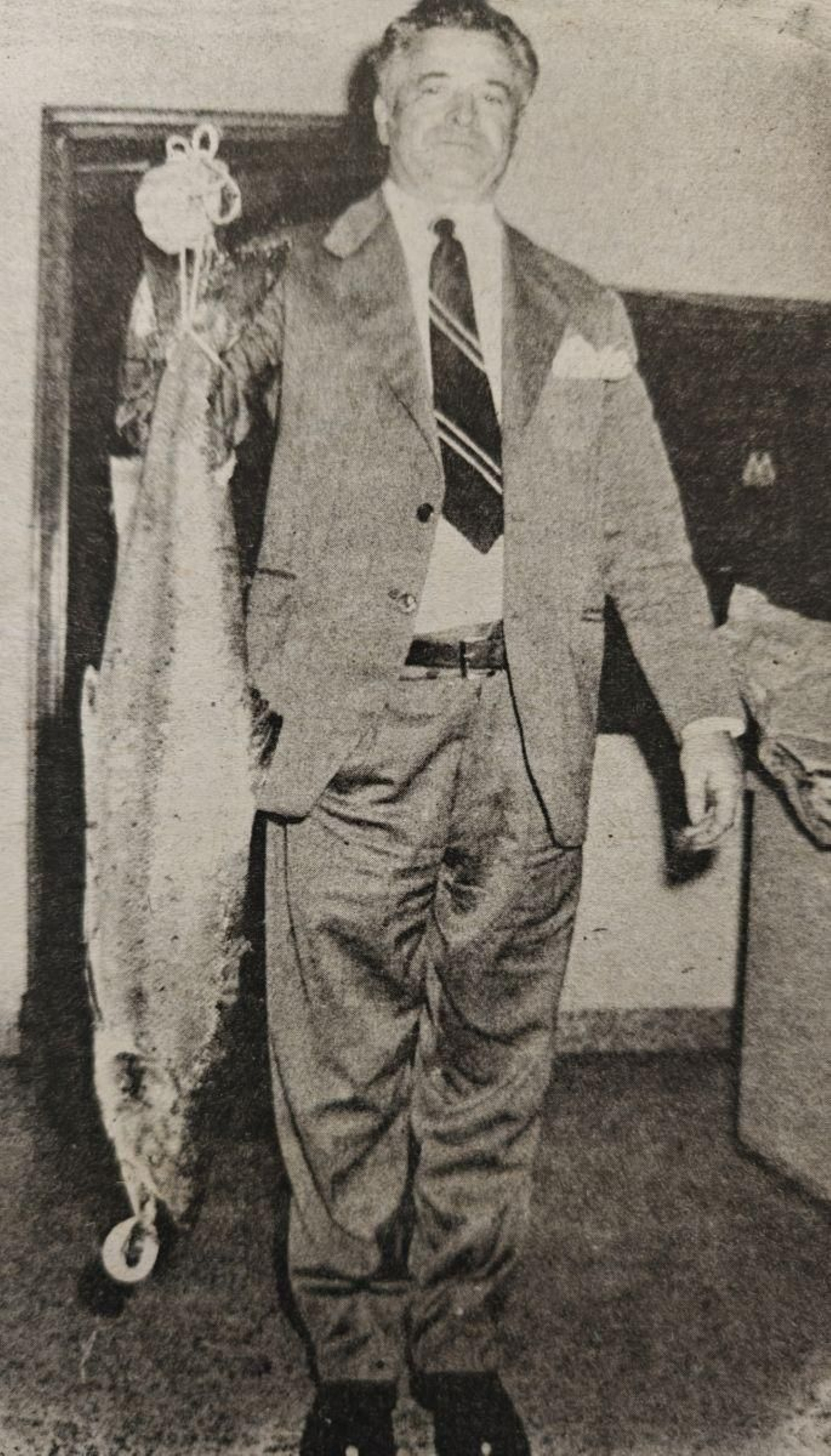  Don Adriano Rivera Veloso con su captura.