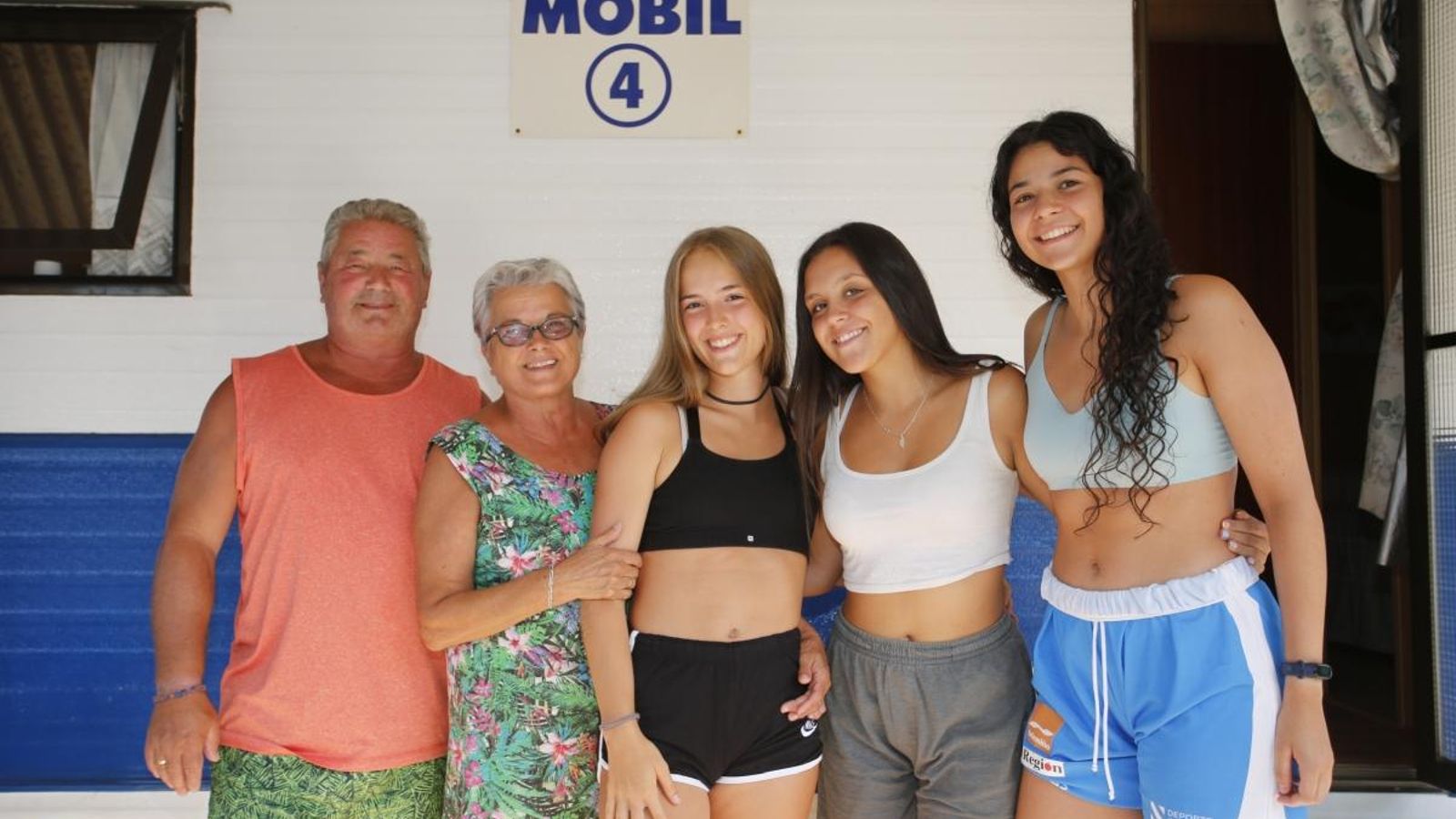 Agustín, Lourdes, su nieta y amigas.