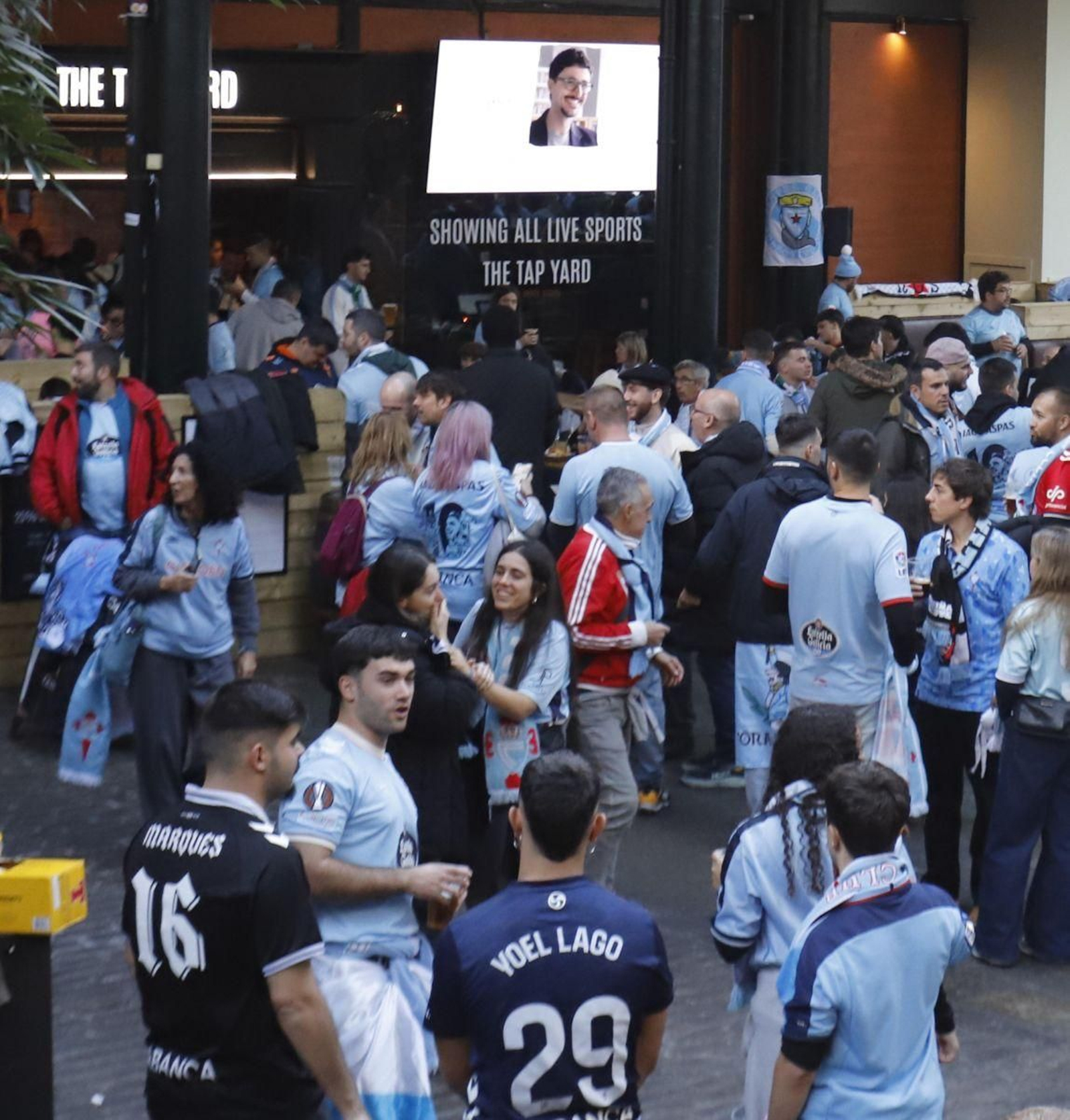 Miles de seguidores se reunieron en la previa del partido.