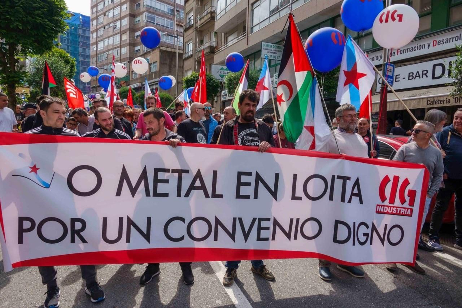 El convenio del metal de la provincia de Pontevedra afecta a 30.000 trabajadores. Pancarta ayer en el 1 de Mayo.