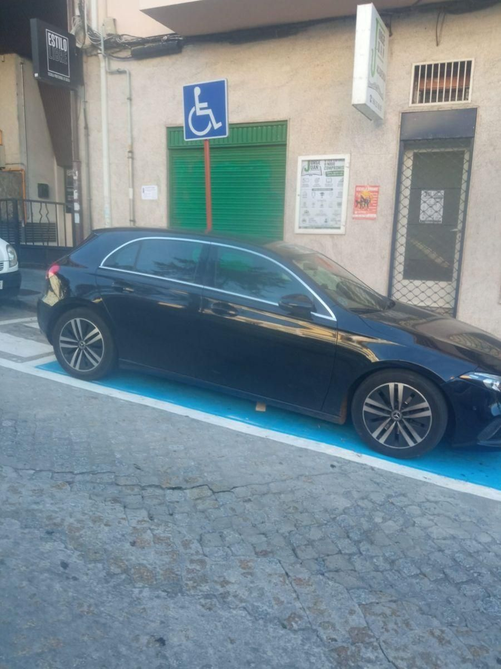 Vehículo aparcado en una zona restringida para la que no tenía autorización