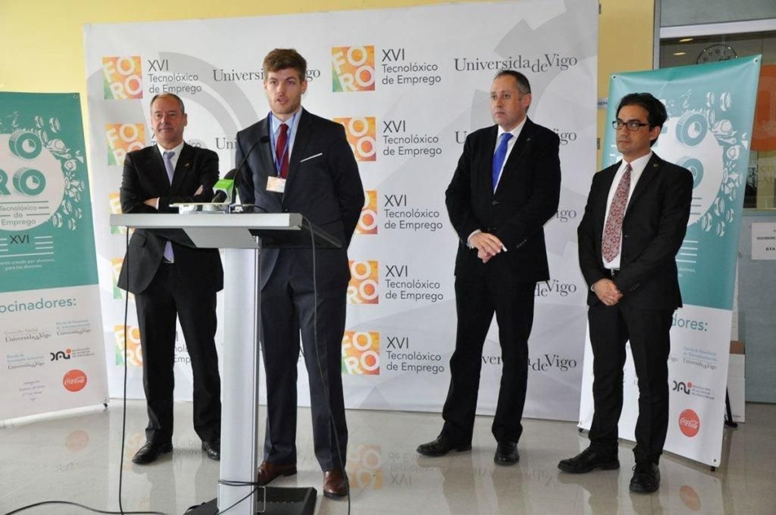 El coordinador de los alumnos, Ramón González, con el rector y dos directores de escuela.