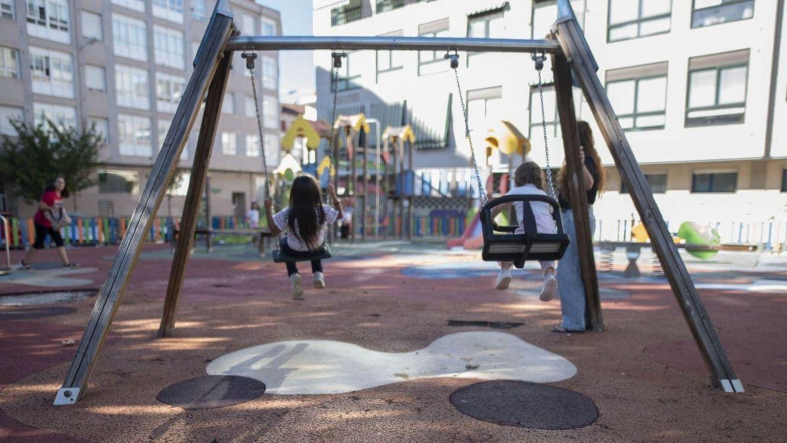 El columpio de madera del parque infantil de O Couto, que dejó dos niños heridos