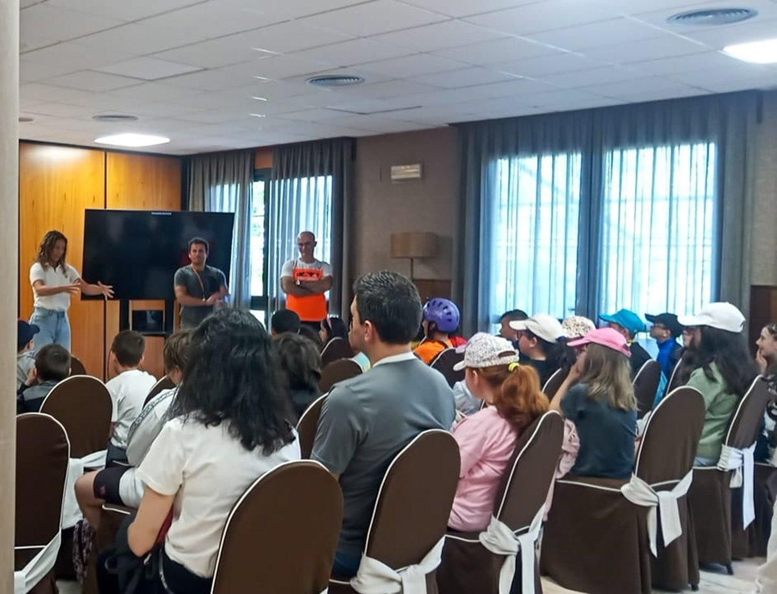 Actividad de piragüismo del CEIP Carmen García Carrasco en Cenlle.