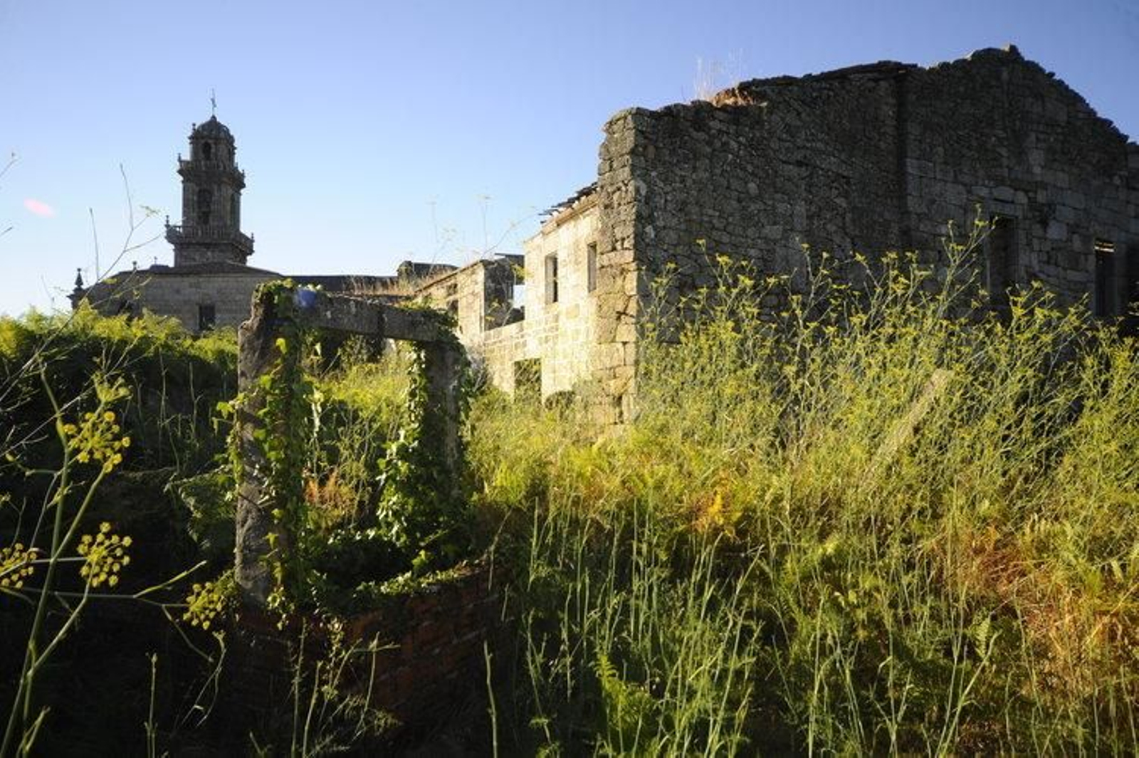 La antigua casa rectoral de Beade presenta un estado ruinoso.