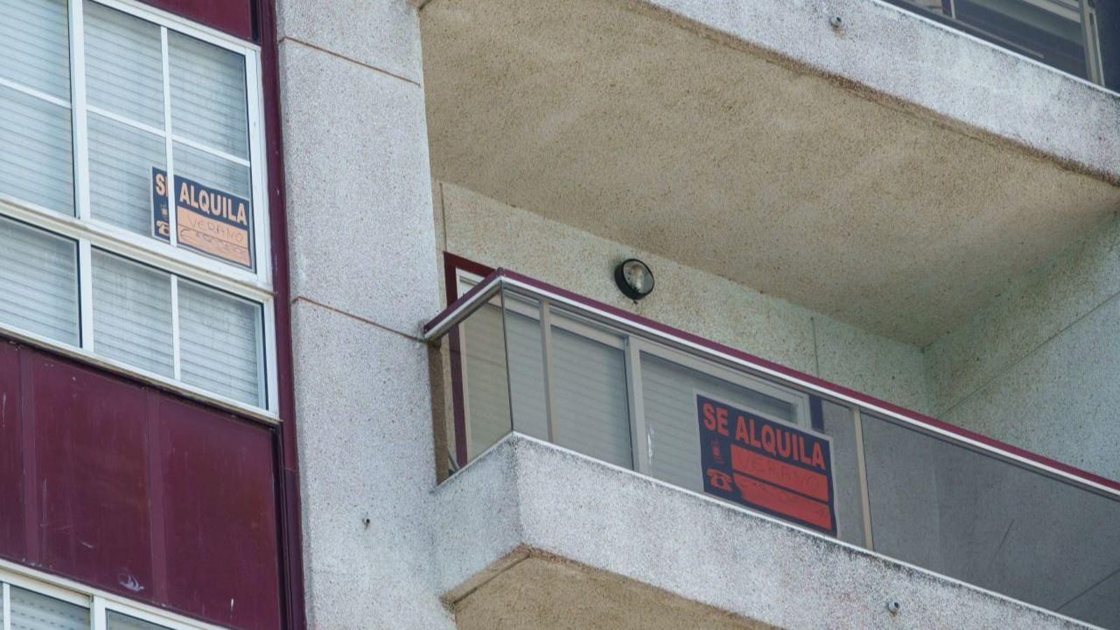 Un piso con un anuncio de alquiler para verano.