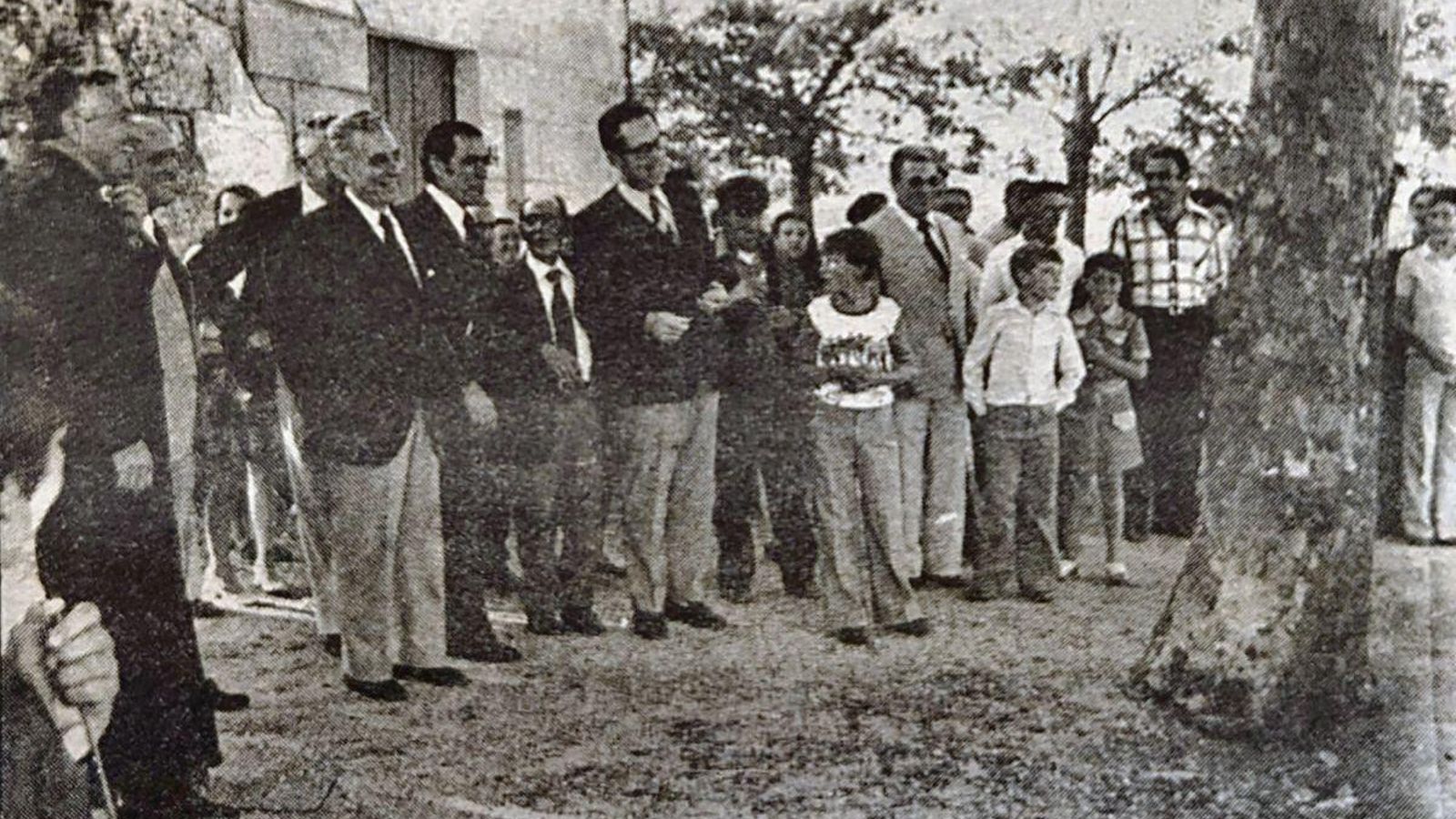 Dos momentos de la visita del gobernador civil a Carballeda de Avia.