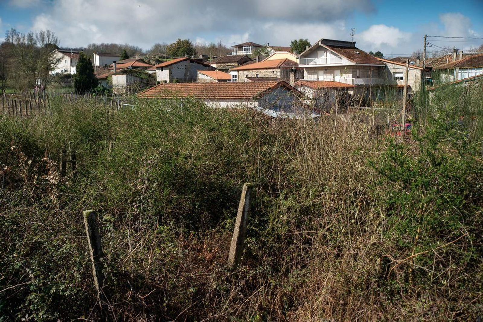 Una finca en el pueblo de Siabal, en Paderne de Allariz, donde la mayoría de los vecinos tiene el entorno de las viviendas cuidado, pero en el que el pasotismo de algún vecino tapa la buena imagen del resto.