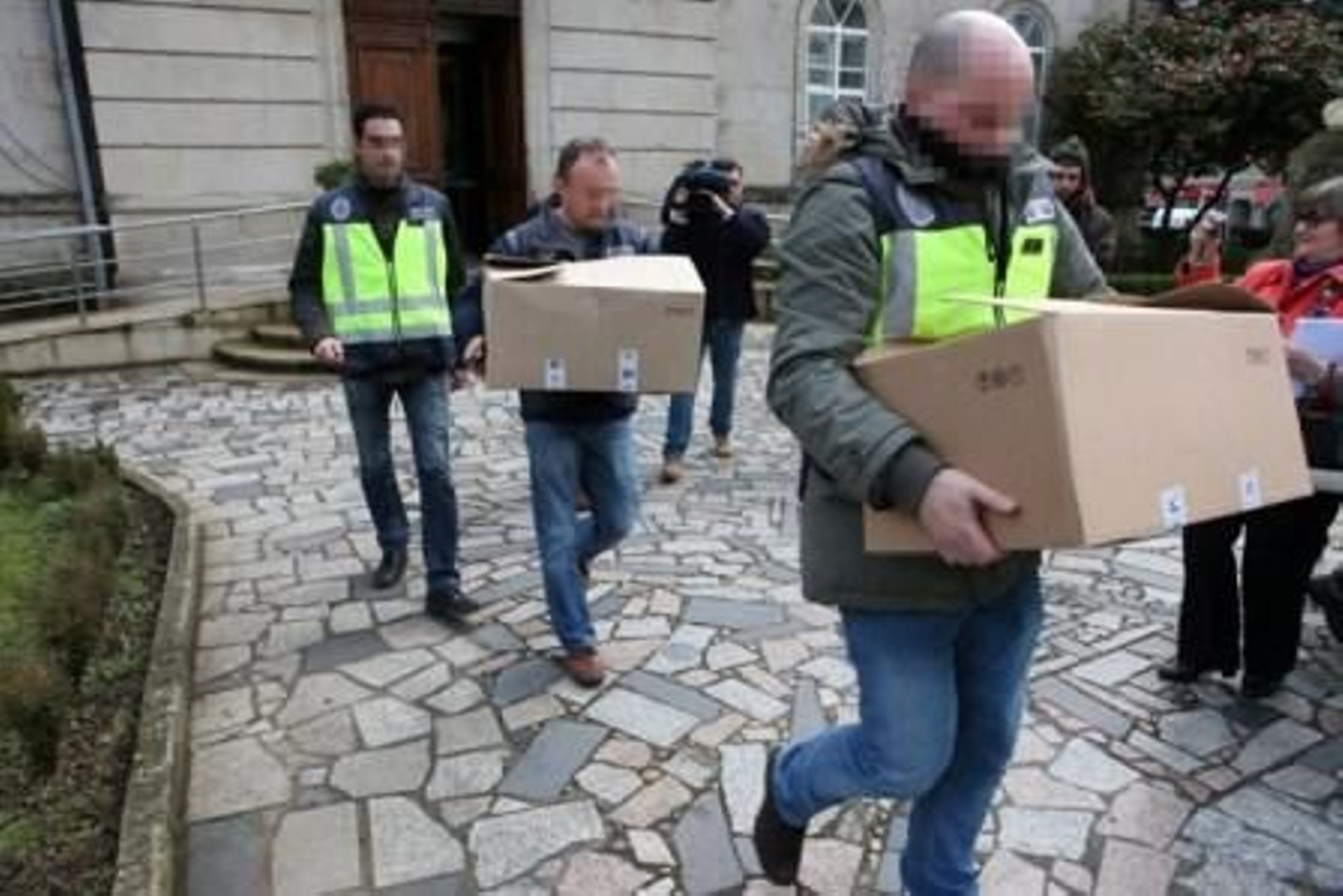 Agentes de Policía a su salida del Ayuntamiento de Ponteareas con el material requisado