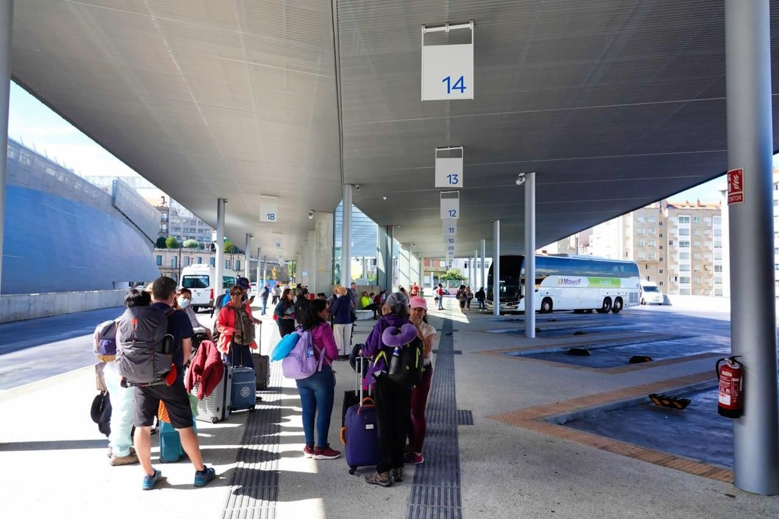 Pasajeros en la estación de autobuses de Vigo. // Vicente Alonso