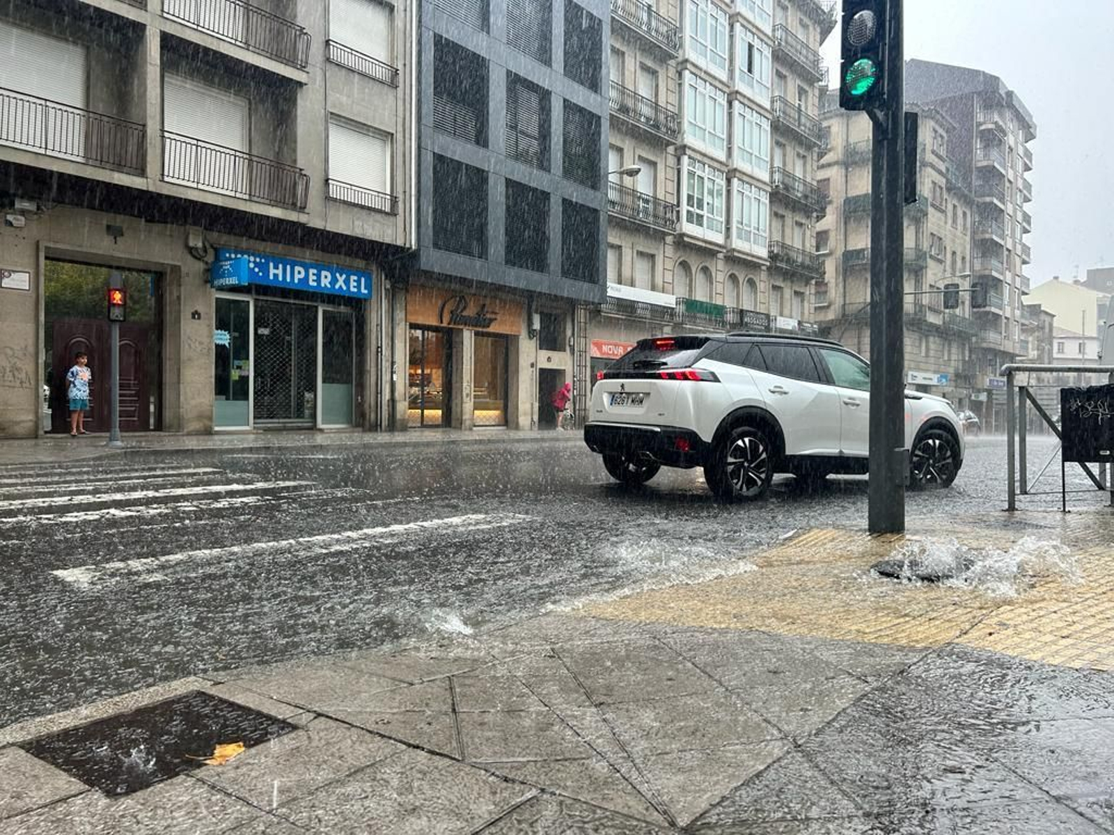 En menos de 15 minutos, las vías estaban completamente cubiertas de agua