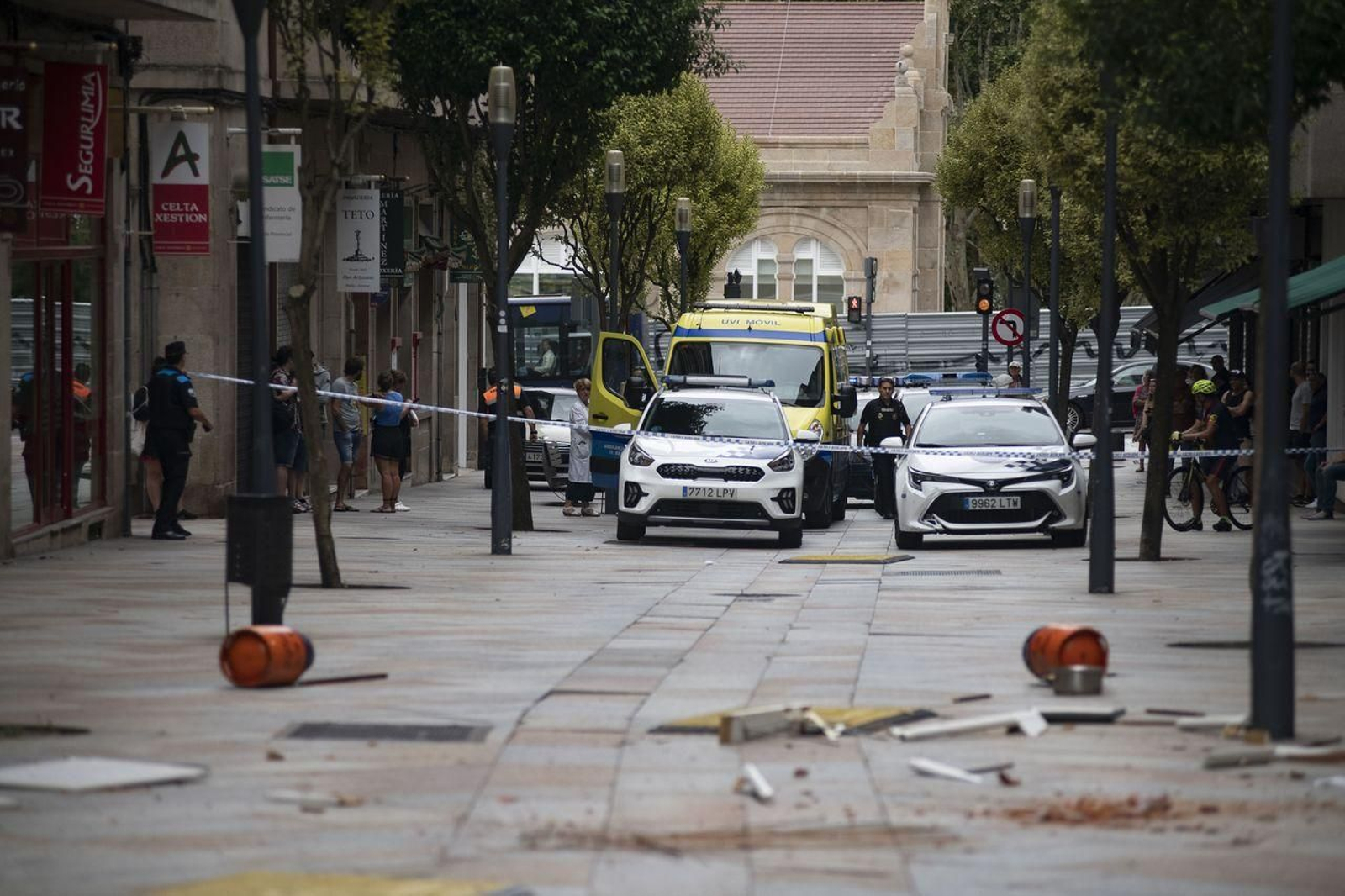 Las bombonas lanzadas por el hombre a la calle (Foto: Xesús Fariñas)