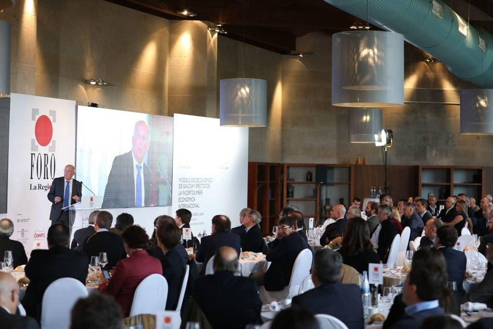 Asistentes al Foro La Región celebrado en el Hotel OCA Villa de Allariz, escuchan al     catedrático de Economía y ex presidente de la Xunta de Galicia, Fernando González Laxe.