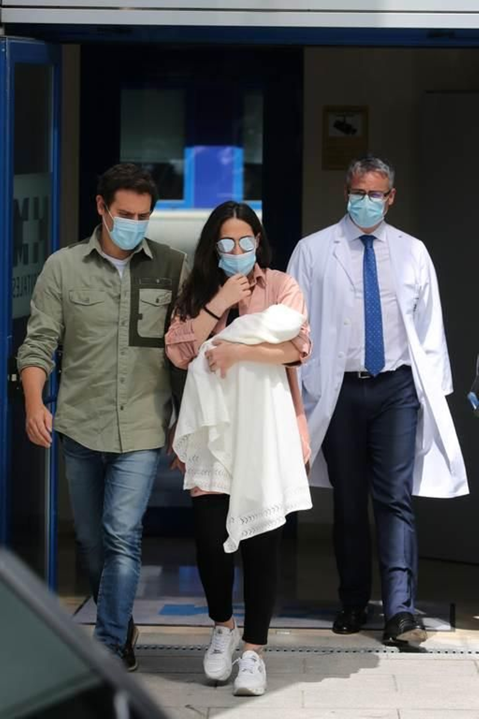 Malú y Albert Rivera reciben el alta médica tras el nacimiento de su hija Lucía 15