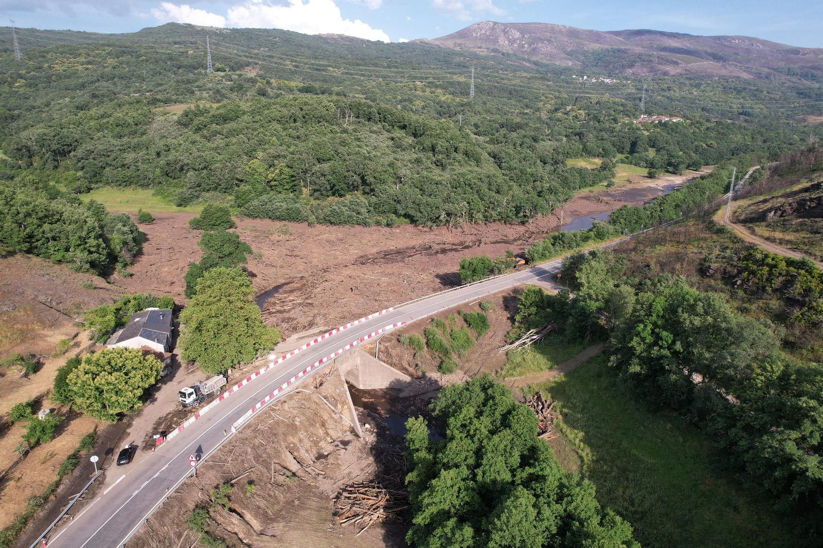 Galería | Viana do Bolo, cruzada por el torrente de agua, en fotos a vista de dron