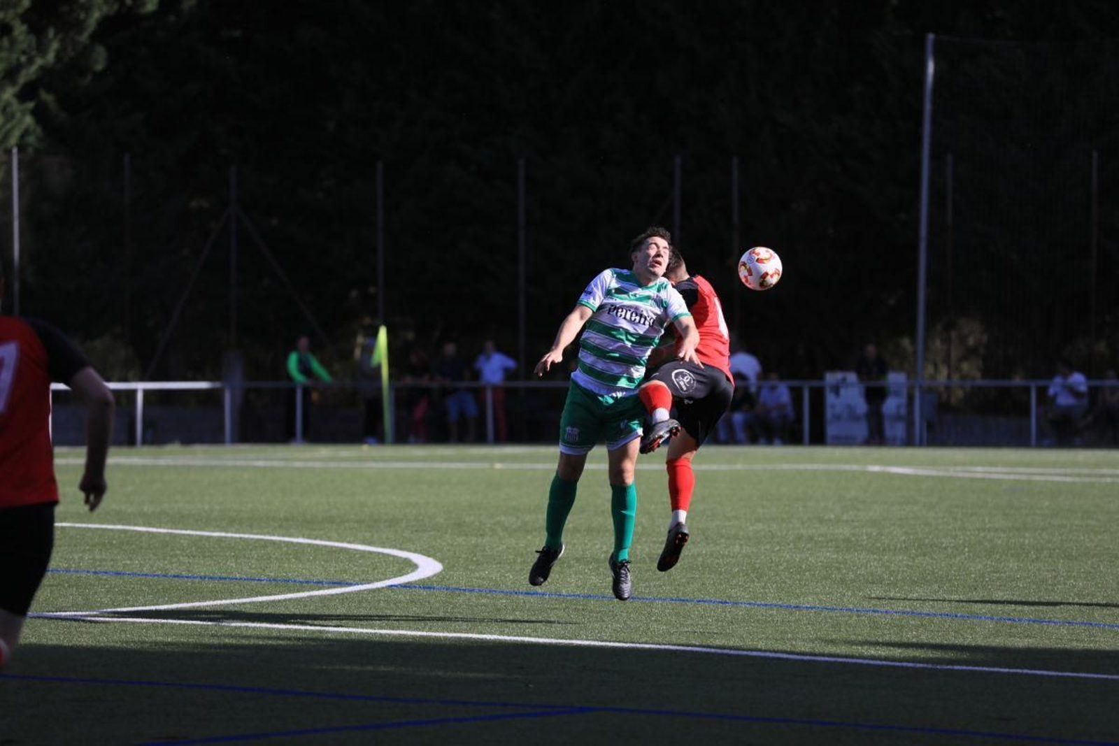 El delantero Rucho disputa un balón en el campo de A Abelleira.