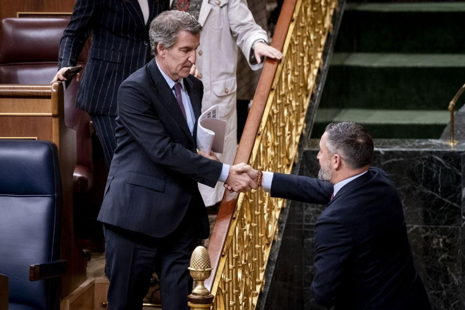 El líder del PP, Alberto Núñez Feijóo, saluda al líder de Vox, Santiago Abascal, en el Congreso.