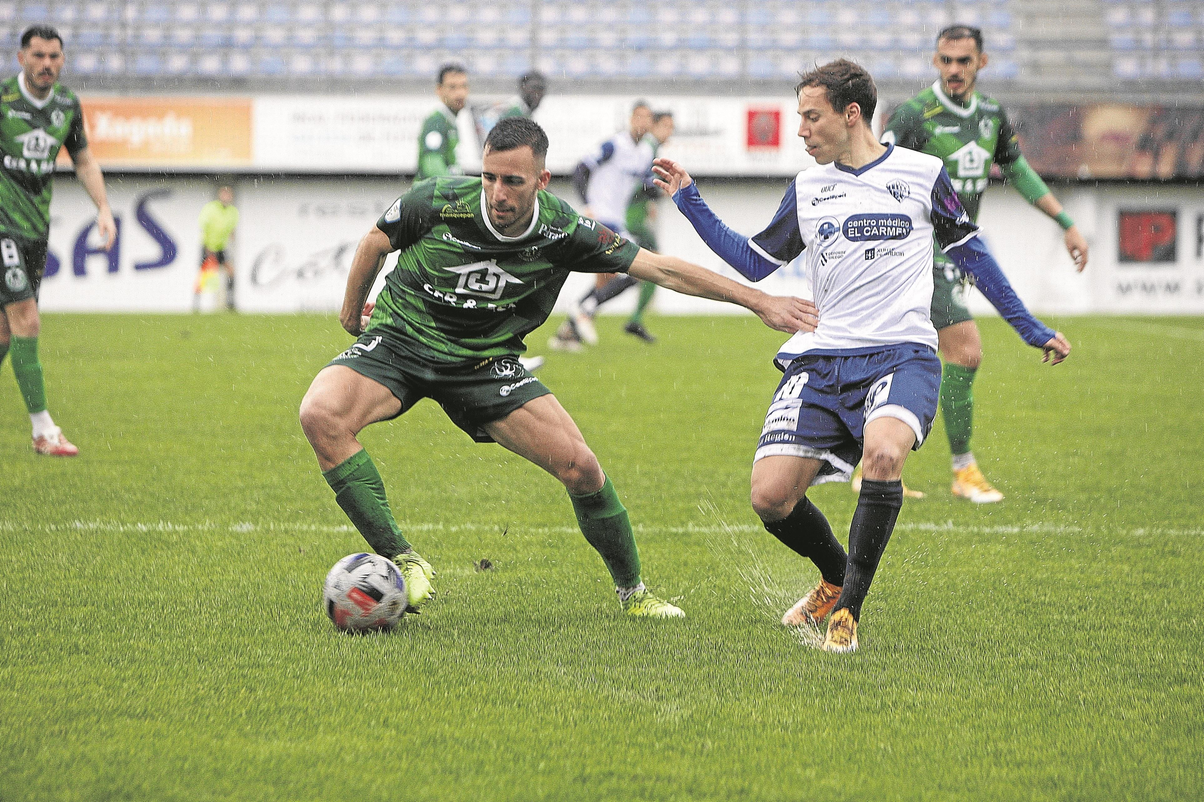 Germán Novoa, con el balón.