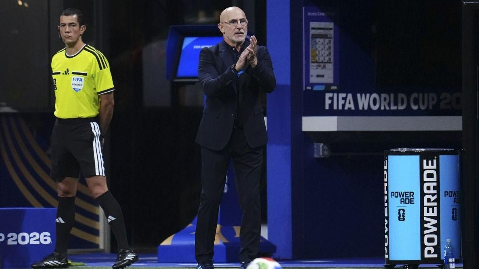 El seleccionador nacional, Luis de la Fuente, aplaude a sus futbolistas en el partido.