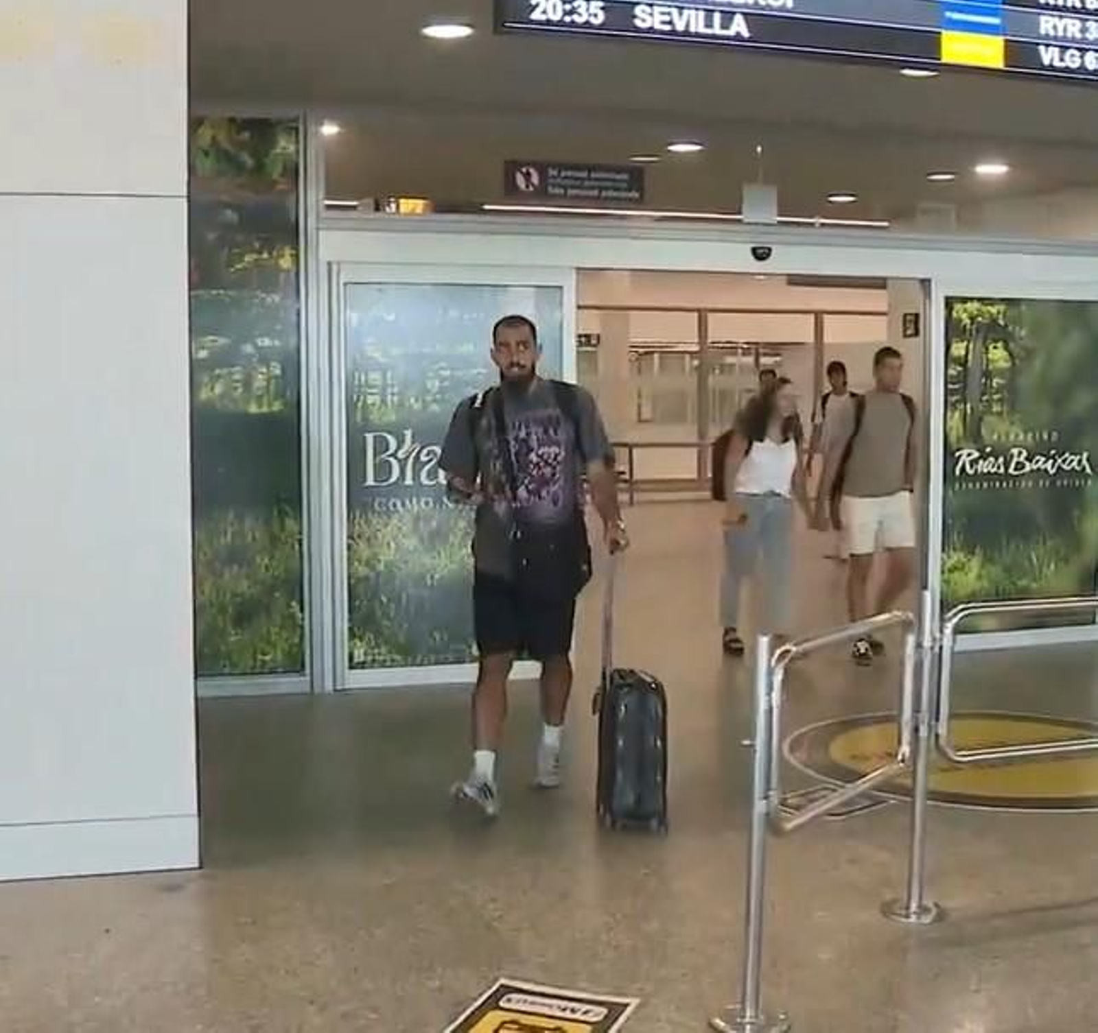 El delantero centro compostelano, a su llegada ayer al mediodía al aeropuerto de Lavacolla.