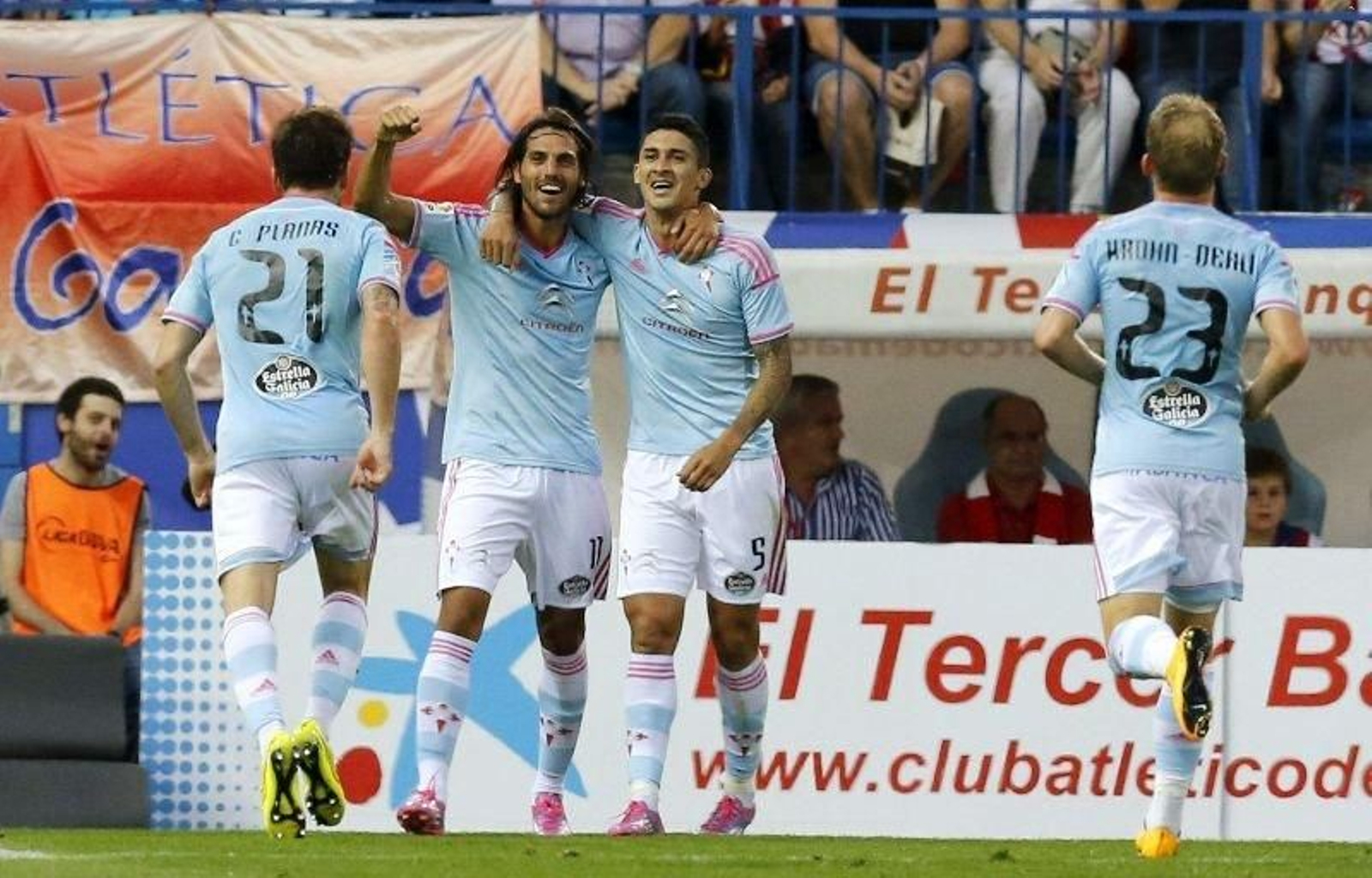 Planas y Krohn-Dehli corren hacia Larrivey y Pablo Hernández, abrazados, tras el espectacular gol del argentino nacionalizado chileno.