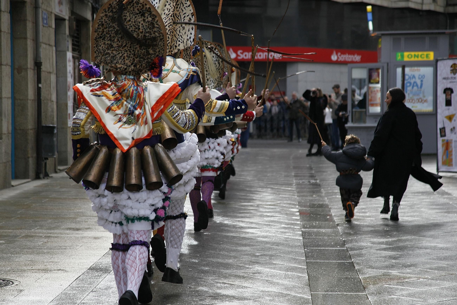 Galería | Música, color y tradición con las llegada de los Cigarróns a Verín durante el Domingo de Corredoiro