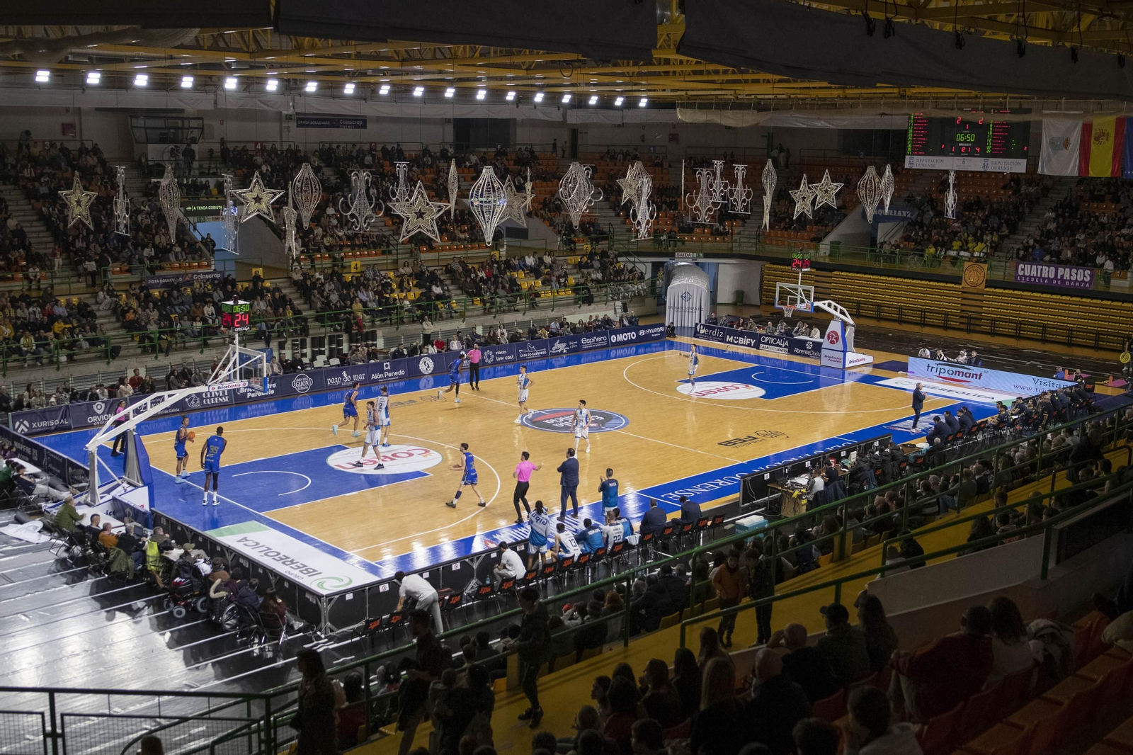 Galería | El Pazo se llena de Navidad en la primera derrota del COB como local