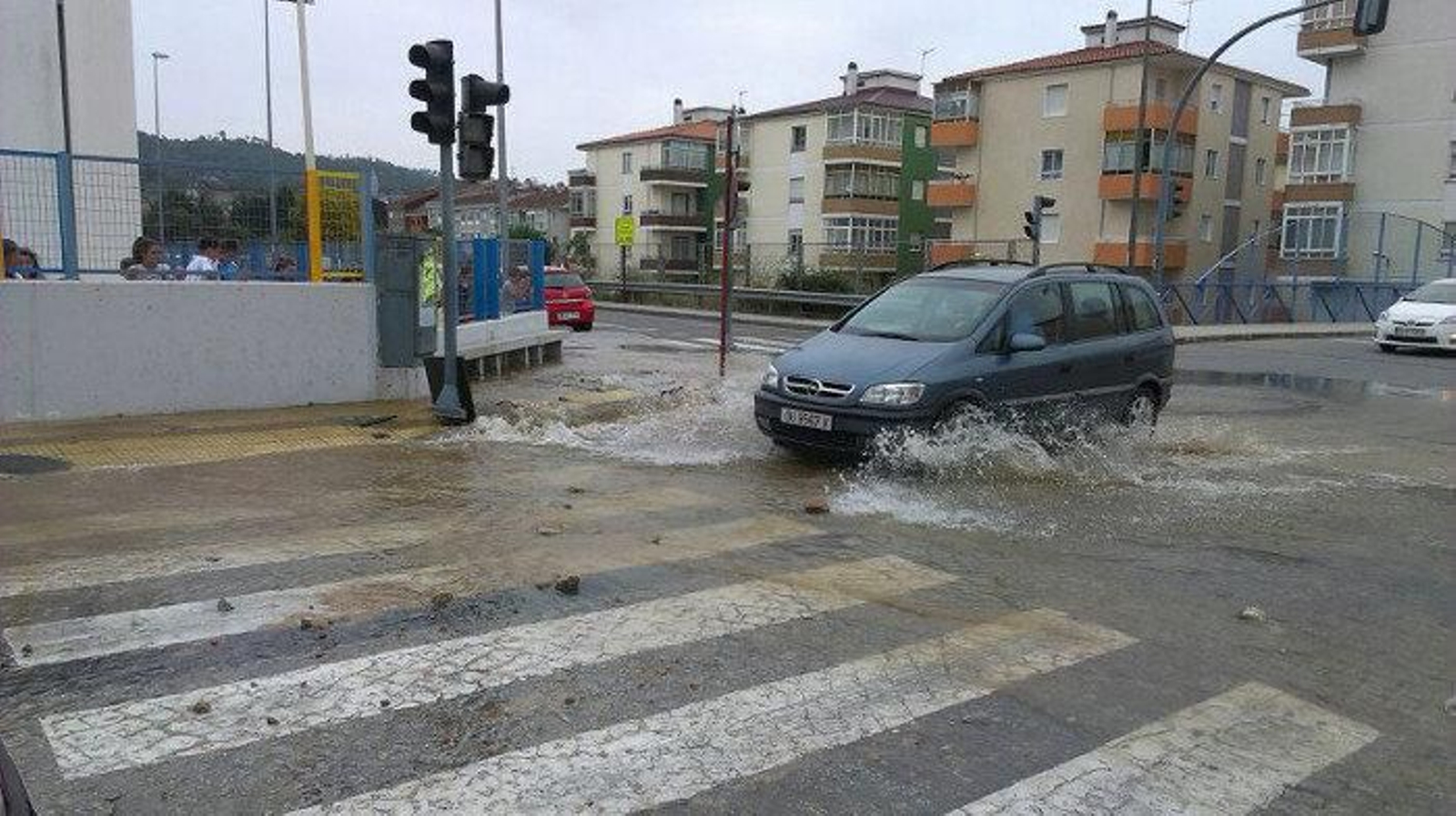 Un coche se abre paso entre el agua