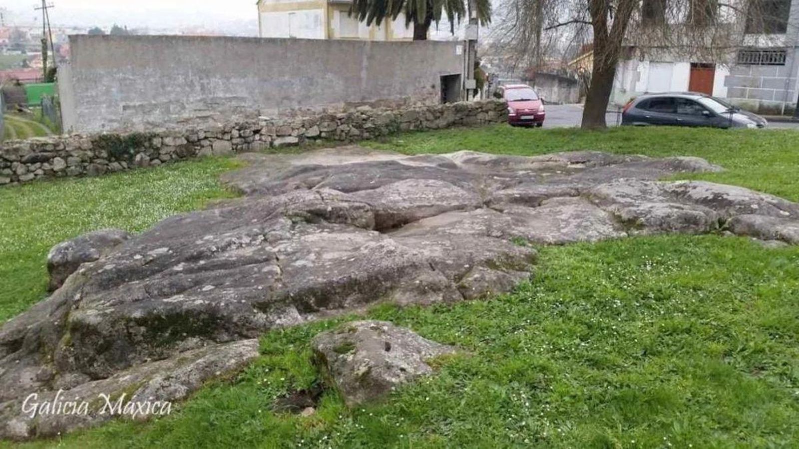 La gran piedra A Laxe, con sus inscripciones.