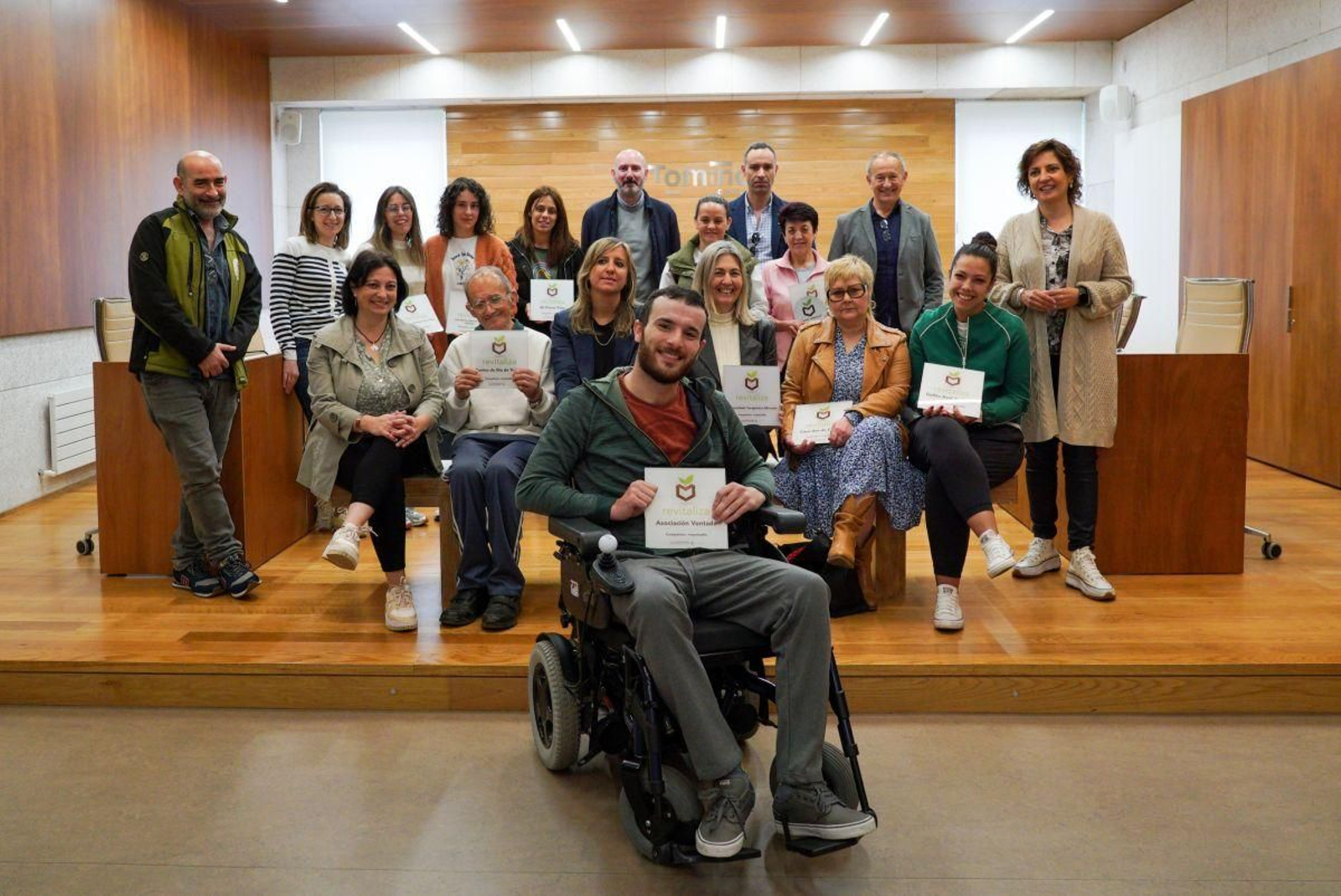 Foto de familia con los premiados con el sello “Revitaliza”.