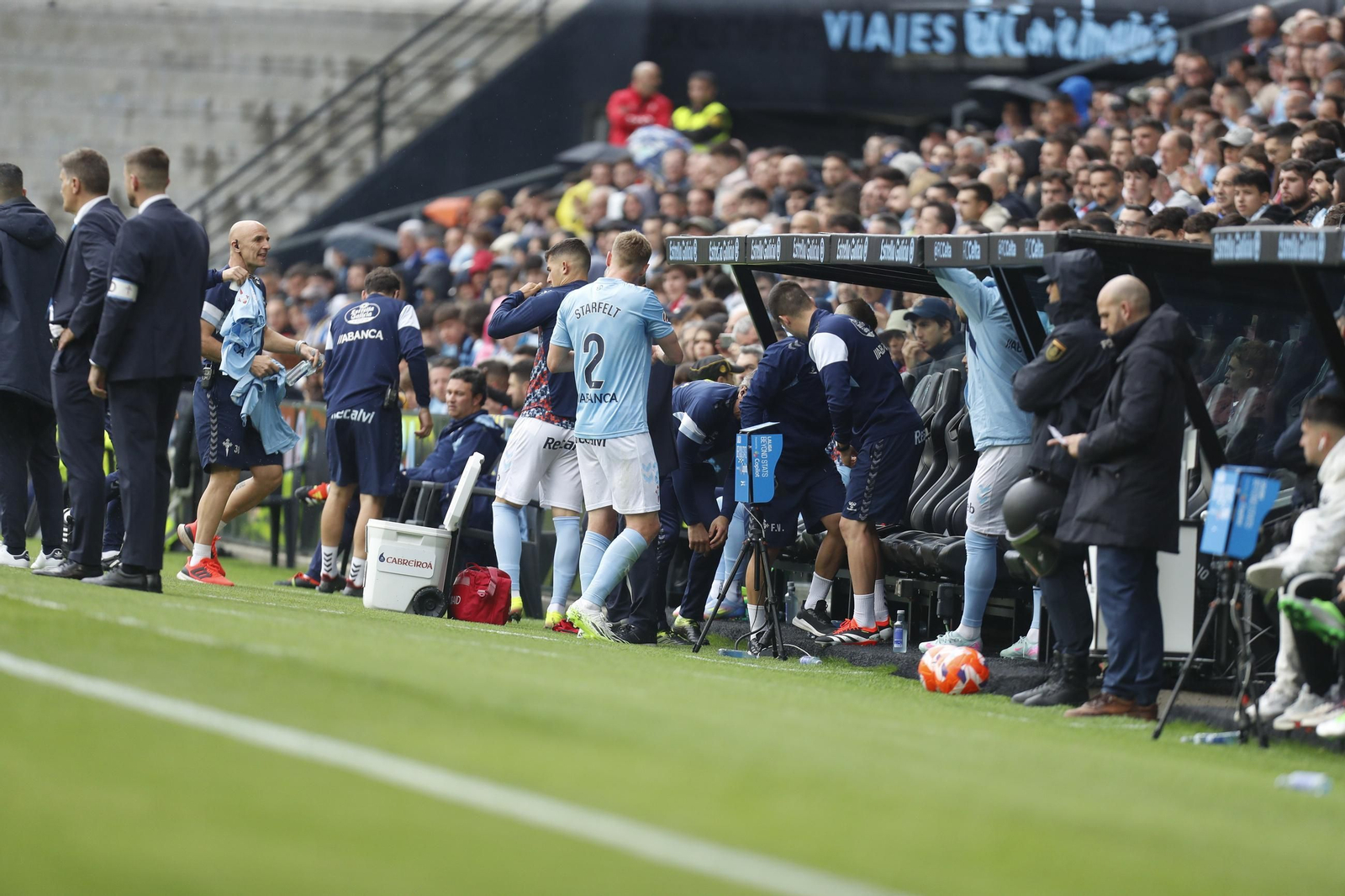 Starfelt tuvo que dejar el campo al cuarto de hora ante el Espanyol y salió en su lugar el canterano Carlos Domínguez.