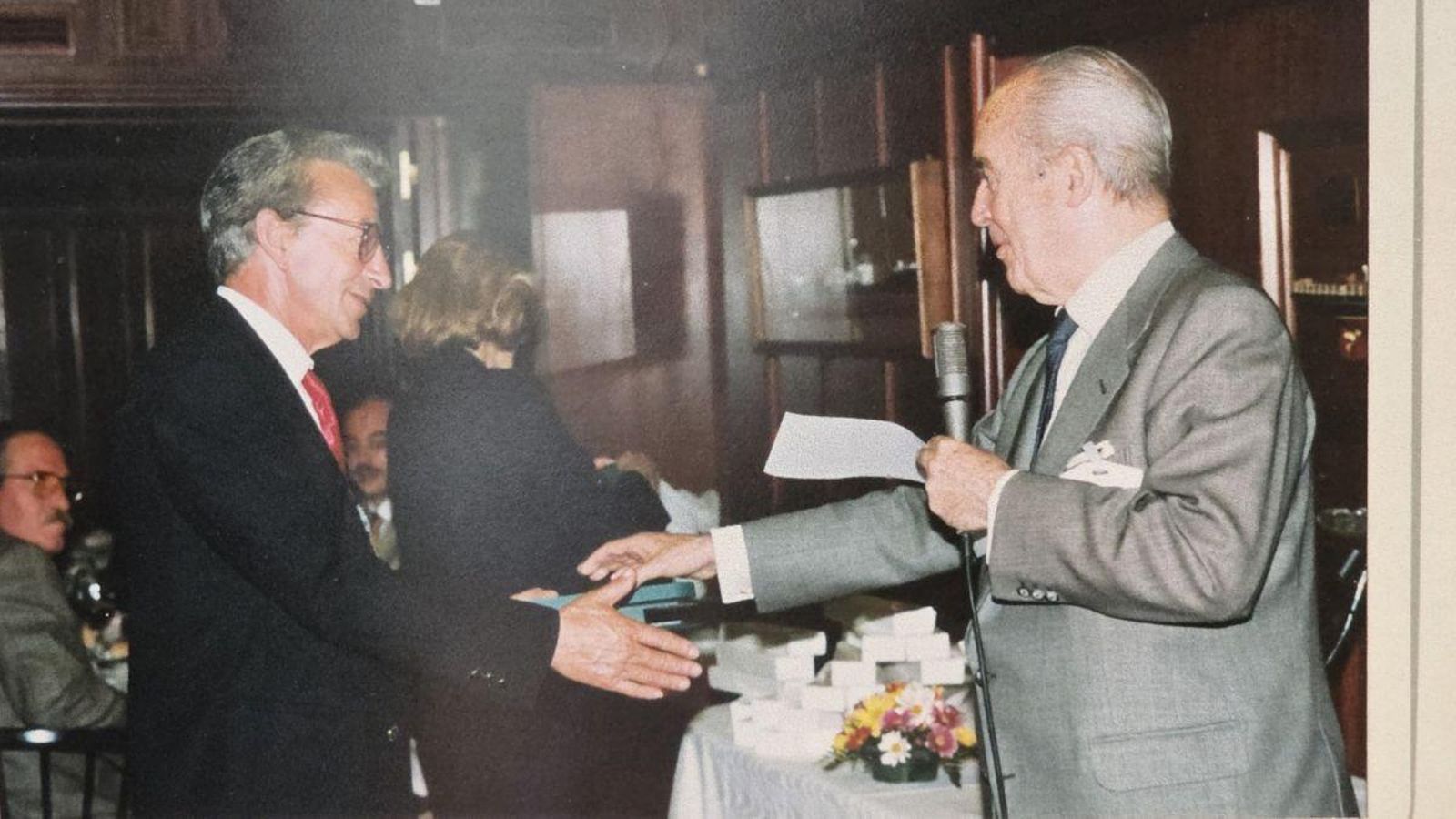 Luis Díaz recibiendo una felicitación del ya fallecido Rafael del Pino.