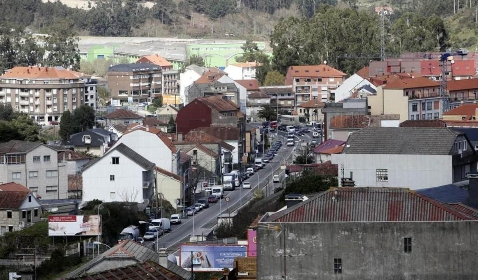 La carretera nacional atraviesa el centro de la localidad.