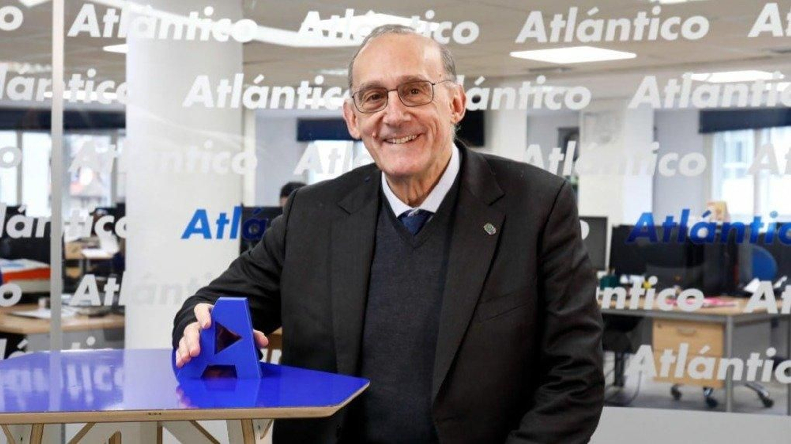 O reitor da UVigo, Manuel Reigosa, no set de AtlánticoTV. // Jorge Santomé