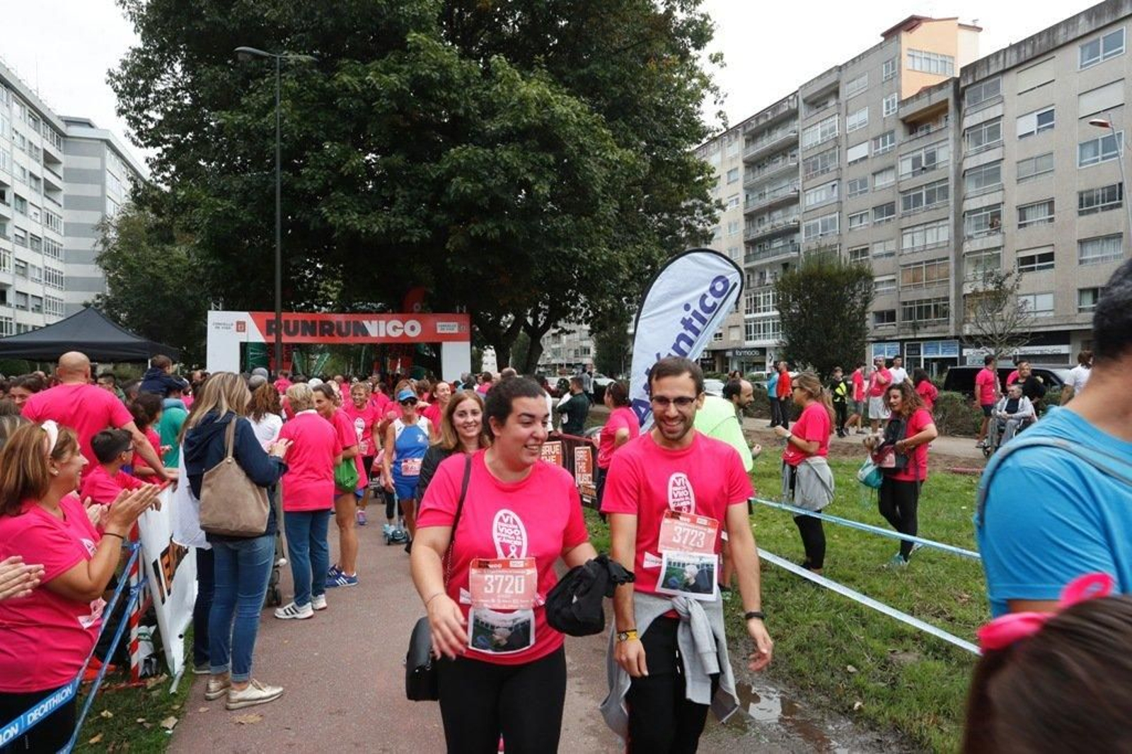 El color rosa abarrotó la Avenida de Castelao - JV Landín 141