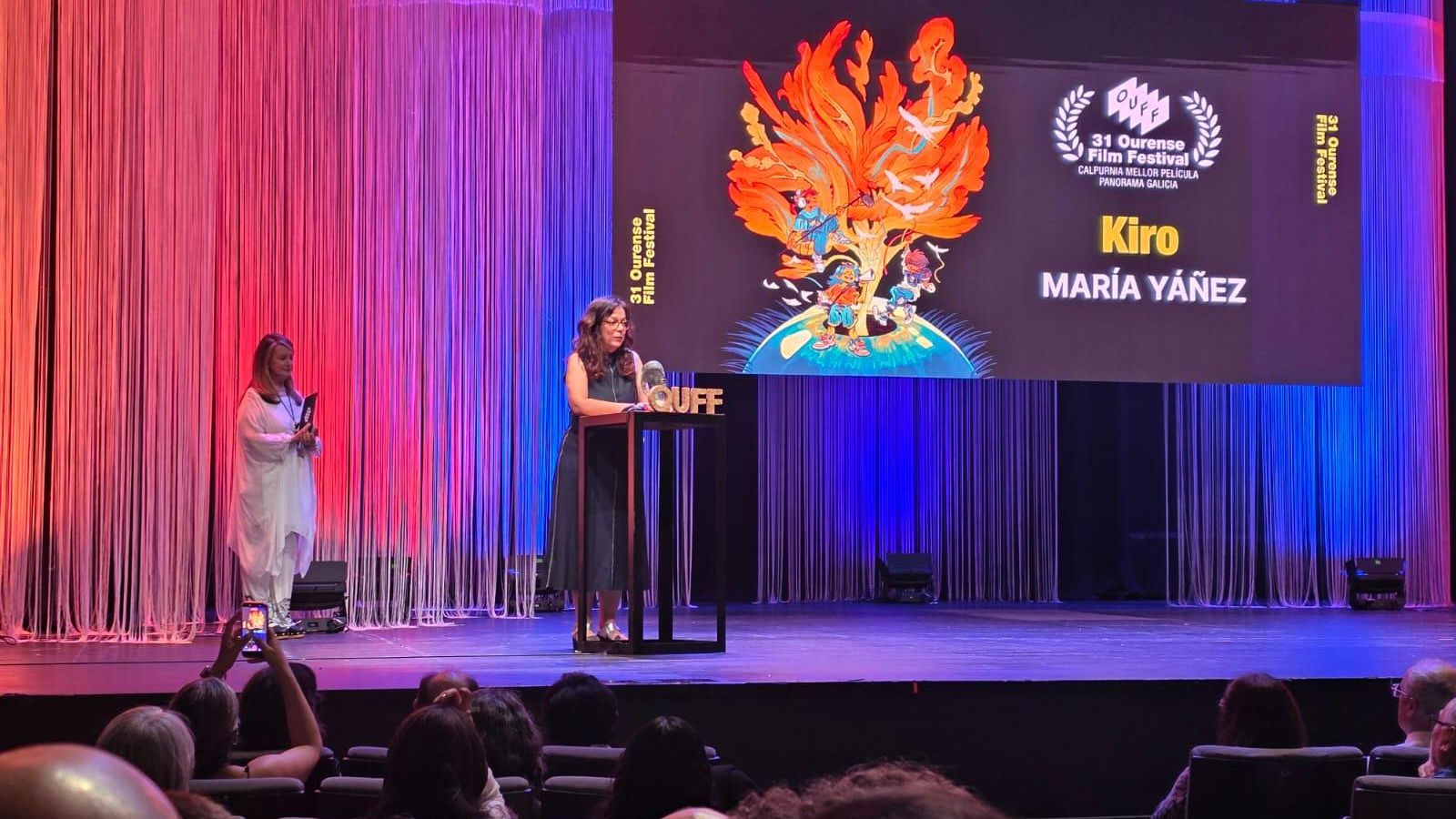 Amalia Enriquez na entrega da Calpurnia á Mellor película da sección oficial Panorama Galicia do OUFF a María Yáñez.