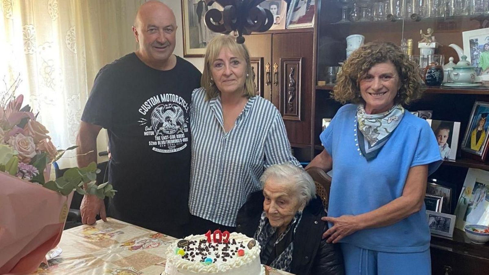 Margarita Castro, xunto ao seu fillo Toñito Pérez, a súa nora Mari Mar Salgado e a alcaldesa de Viana.