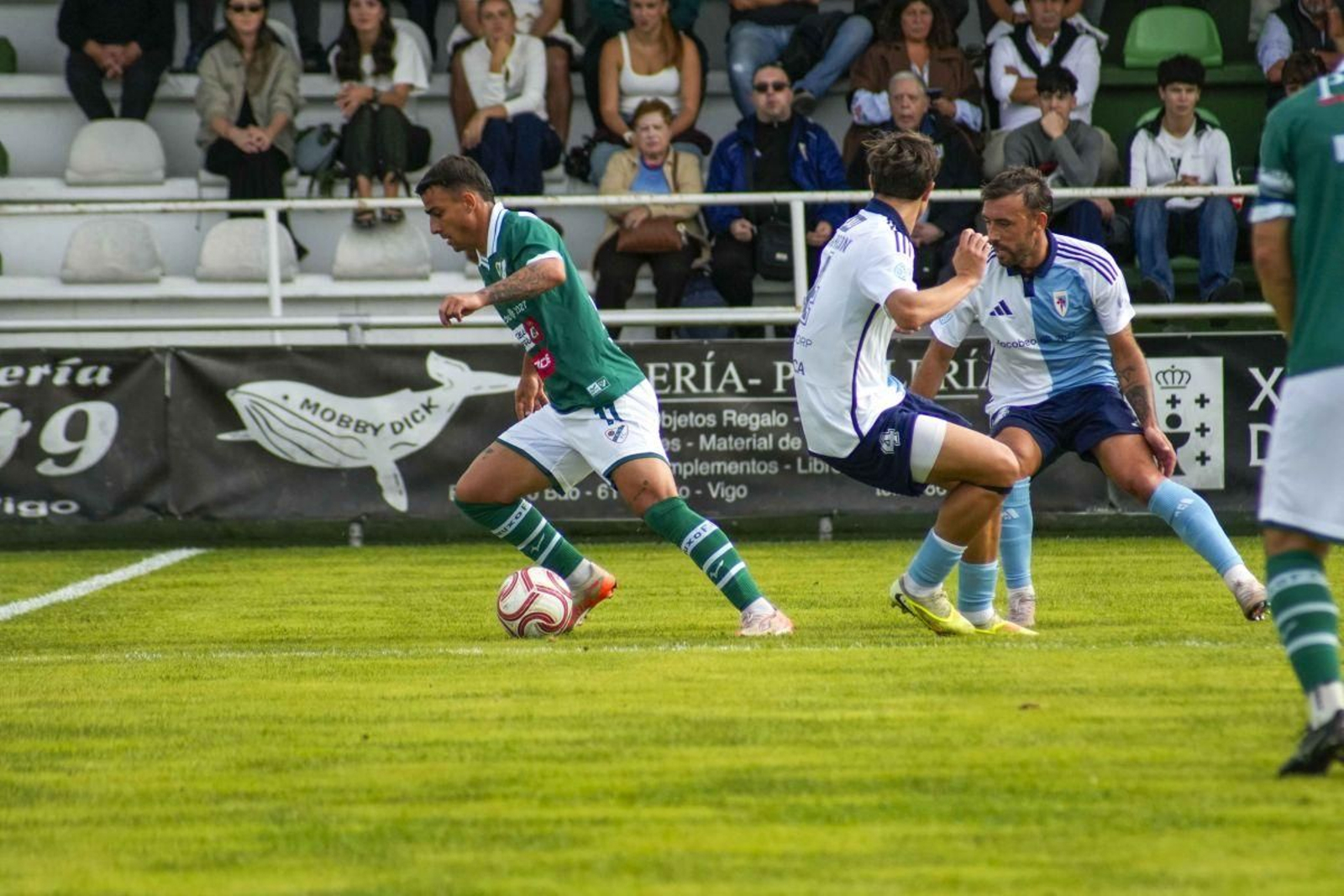 Iván Breñe conduce un balón, durante la derrota ante el Compostela en O Vao.