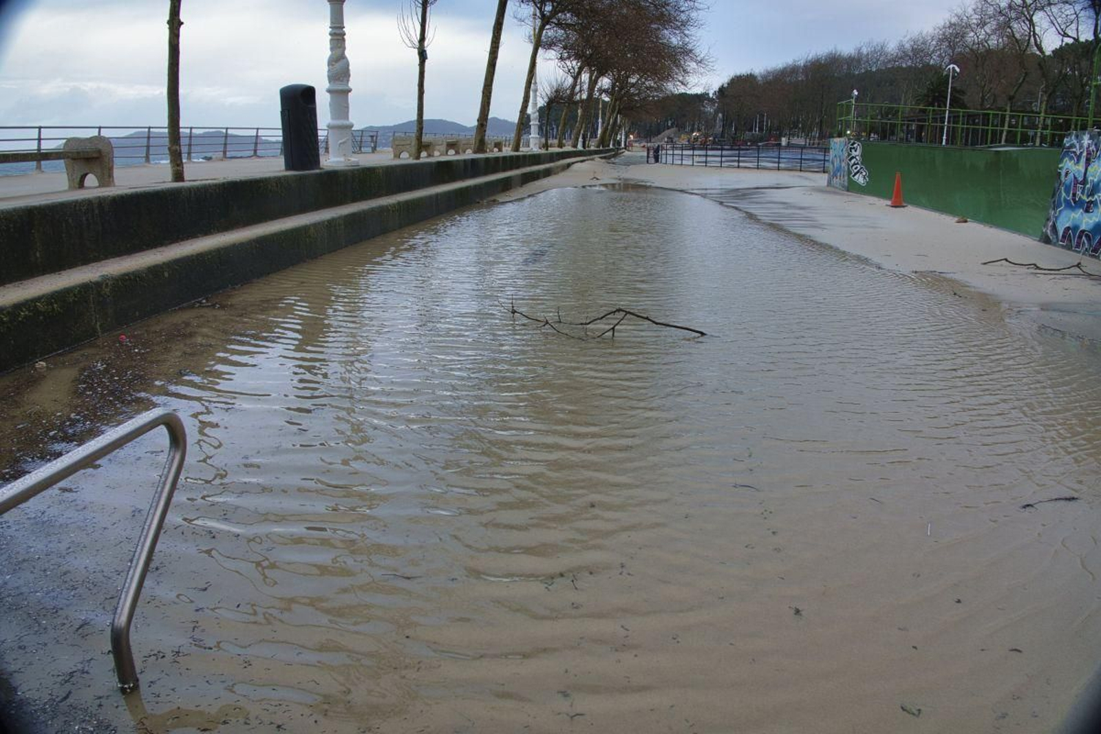 Bolsas de agua en Samil esta semana por los temporales.