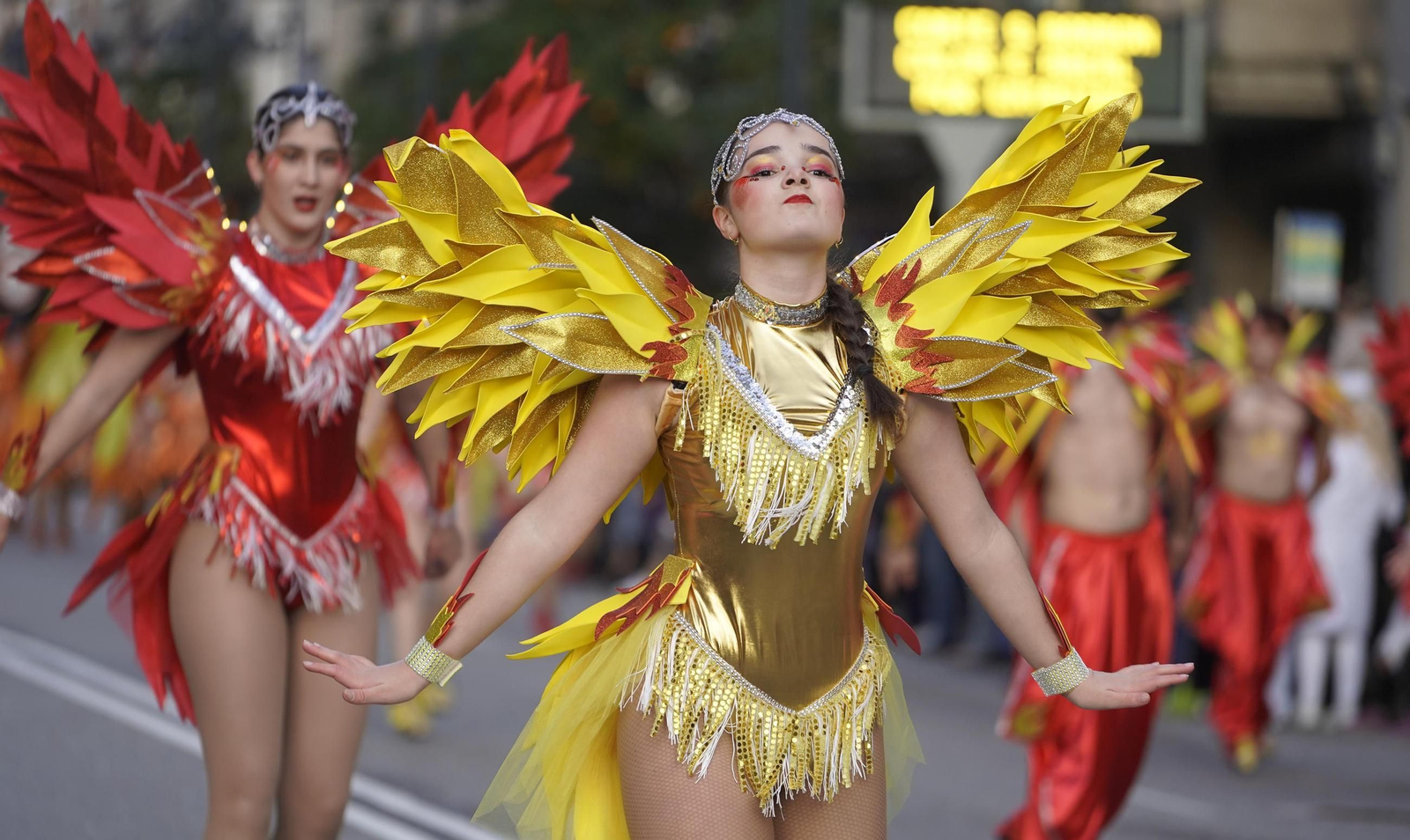 Galería | El desfile de comparsas del Entroido 2026 ilumina las calles de Vigo