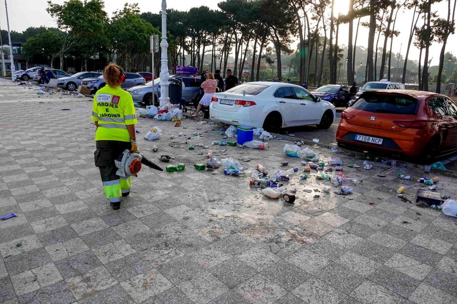 Galería | La resaca de San Xoán 2026 deja toneladas de residuos en Samil y Panxón