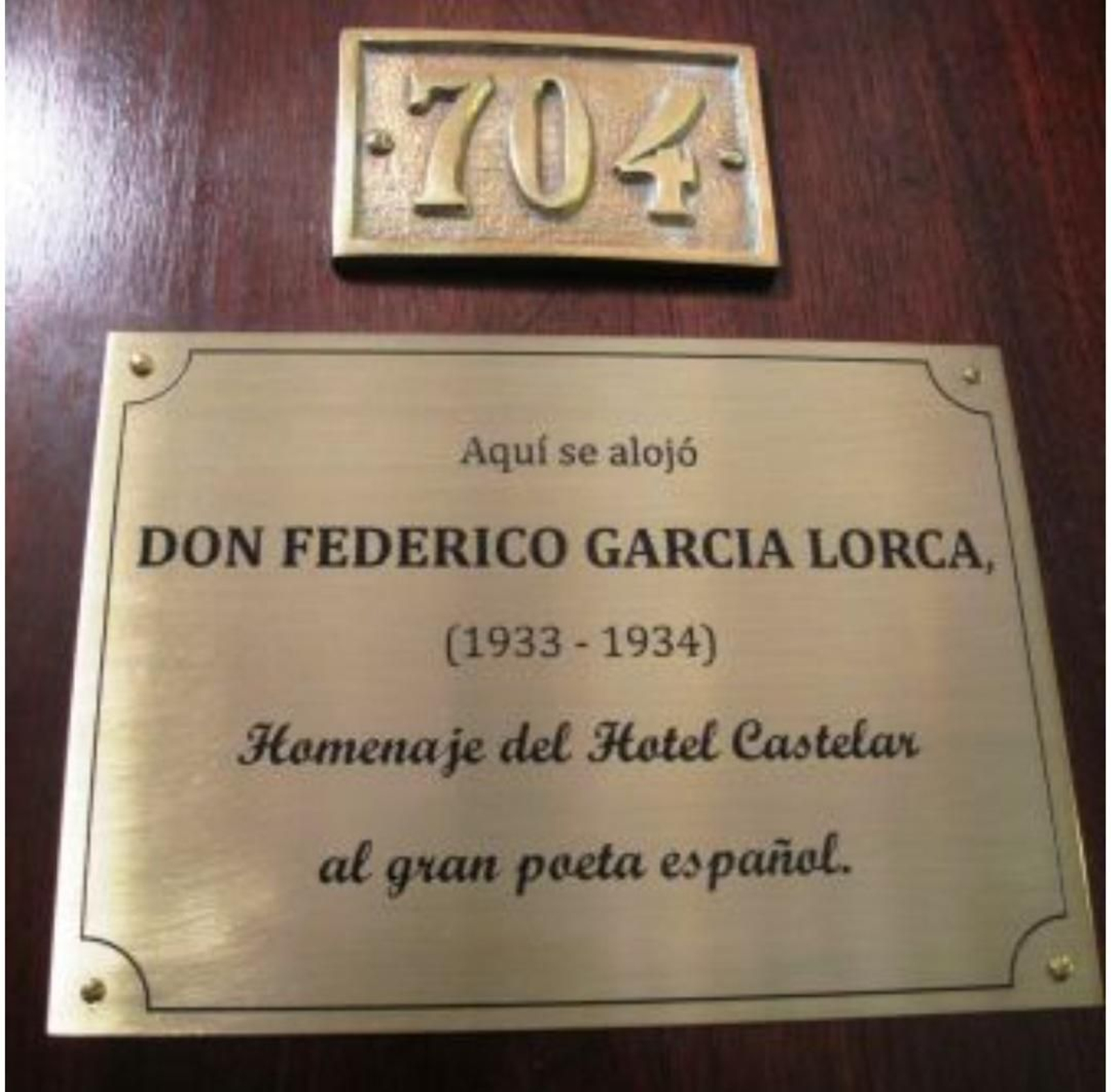 La placa conmemorativa de la habitación 704 del Hotel Castelar