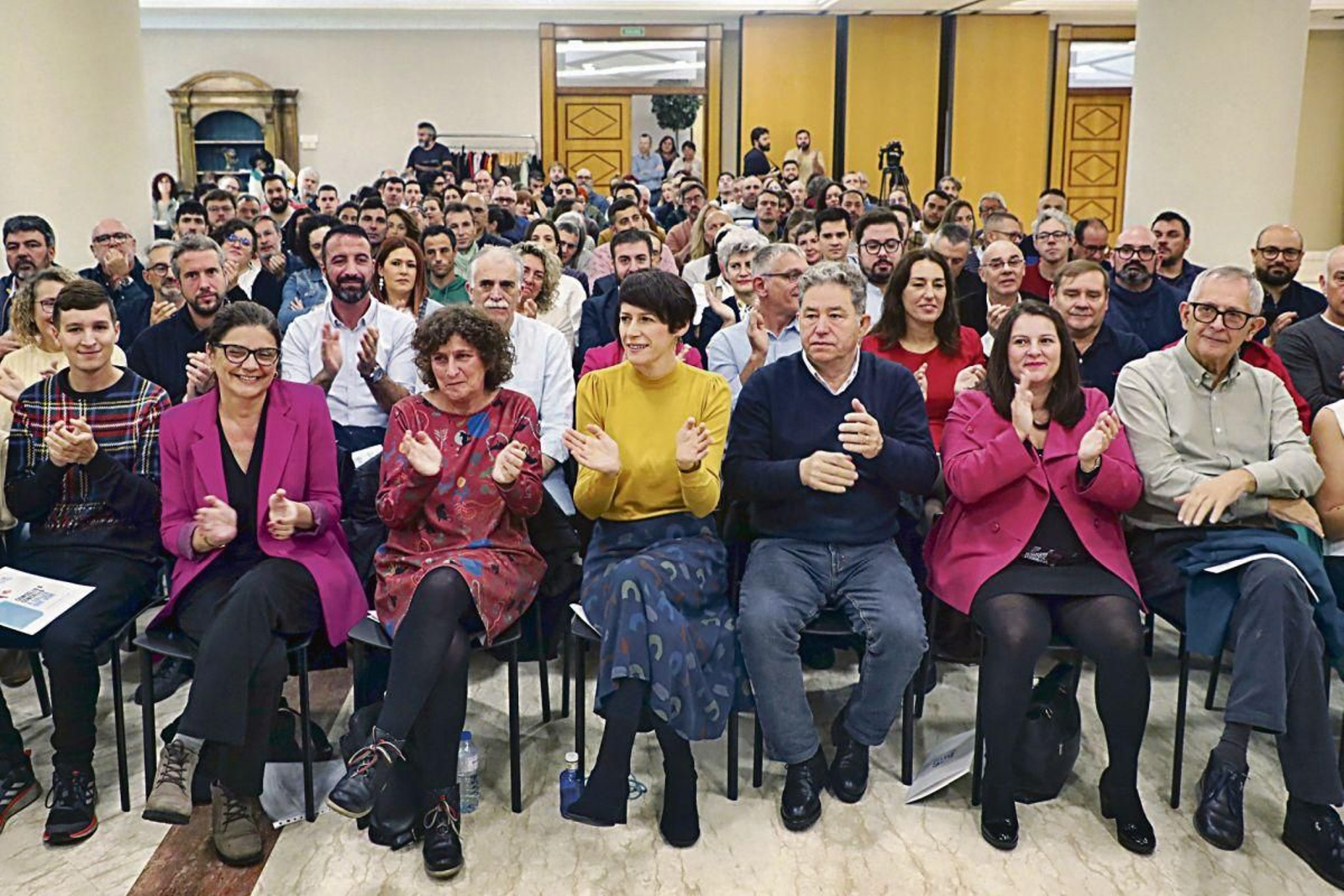 Pontón, con concejales nacionalistas, ayer.