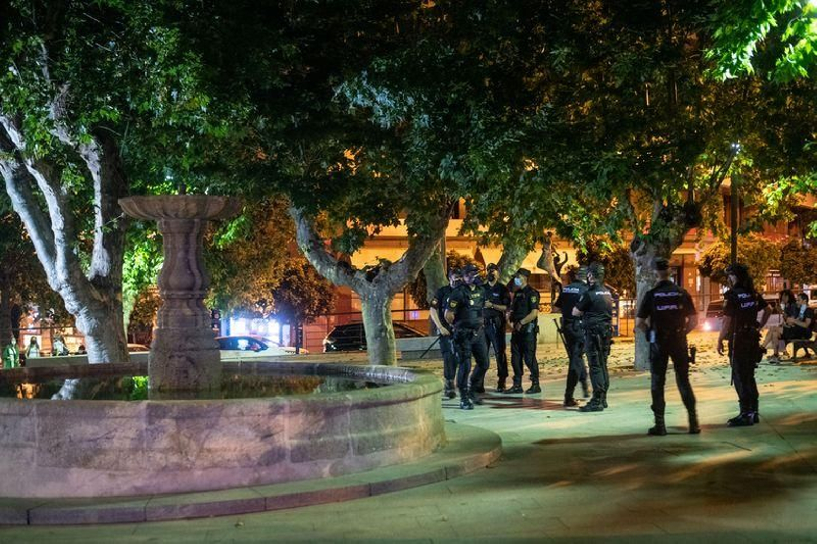 Despliegue policial para vigilar las zonas en las que se hace botellón // FOTO: ÓSCAR PINAL