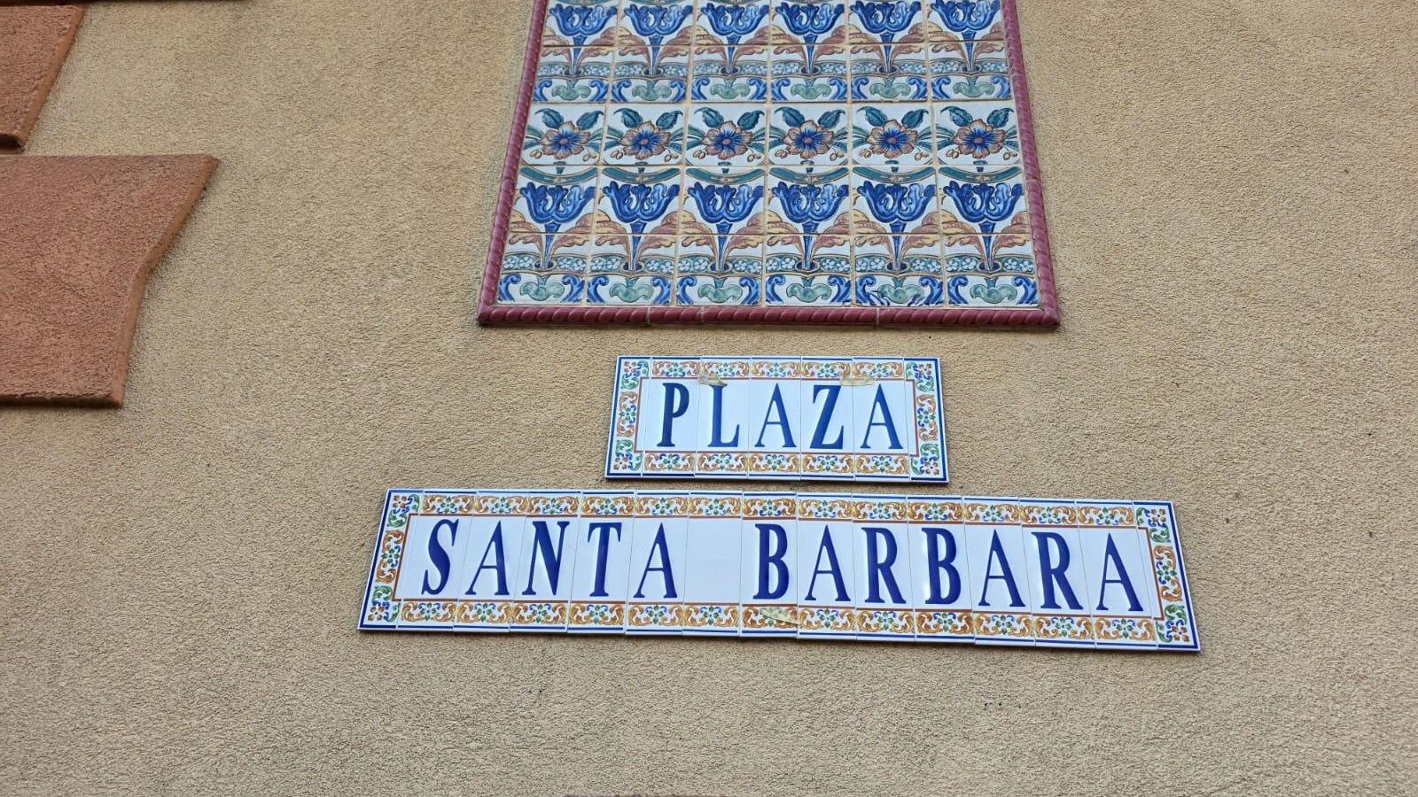 El humo negro de la planta baja de las viviendas de Santa Bárbara.
