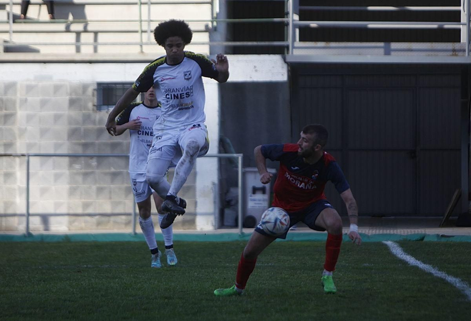 Mitogo disputa la pelota con un defensor del Moraña, ayer en el campo de A Queixeira de Arnoia.