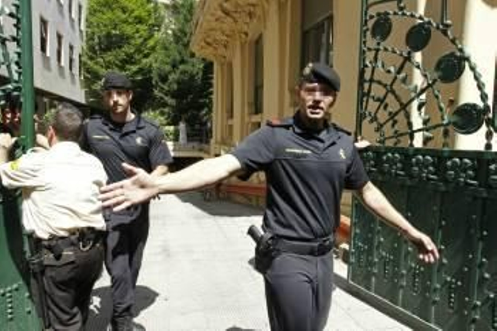 Agentes de la Guardia Civil en la sede de la SGAE durante el registro de ayer. (Foto: Angel Díaz)